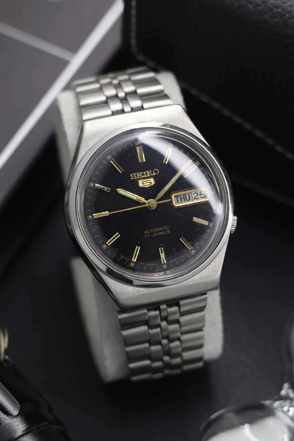 (Super Rare) 1979 Seiko 5 Black Dial - Automatic Vintage Watch (Pre Owned) - SE800
