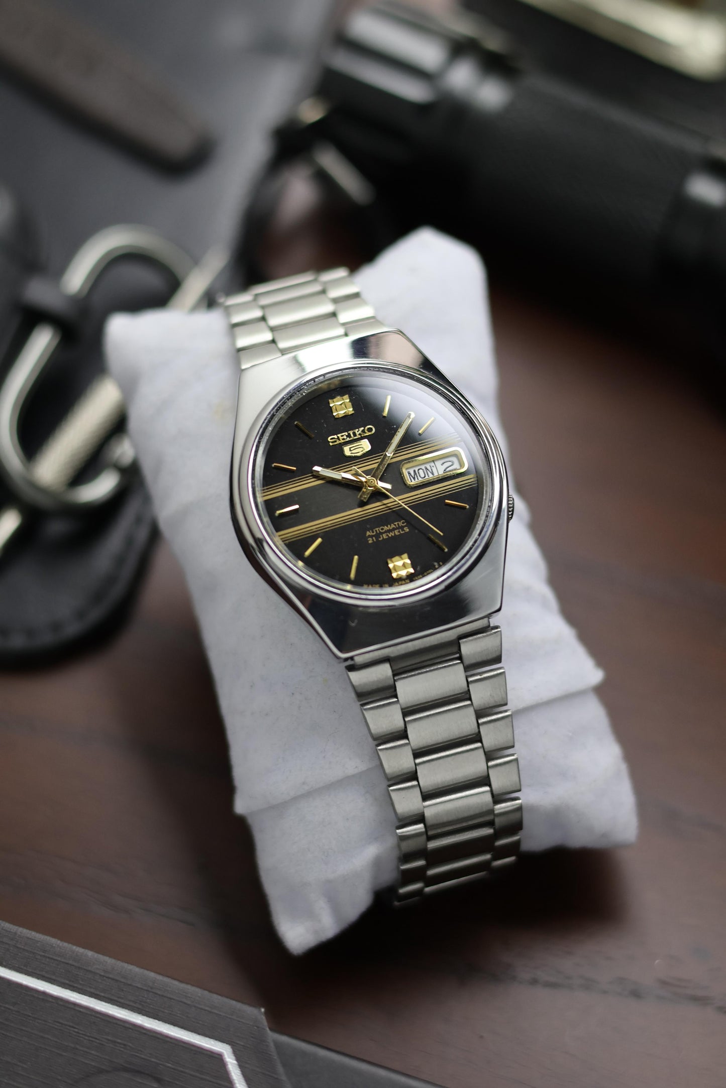 Seiko 5 Black Motif Dial with Glass Back - Automatic Watch (Pre Owned)