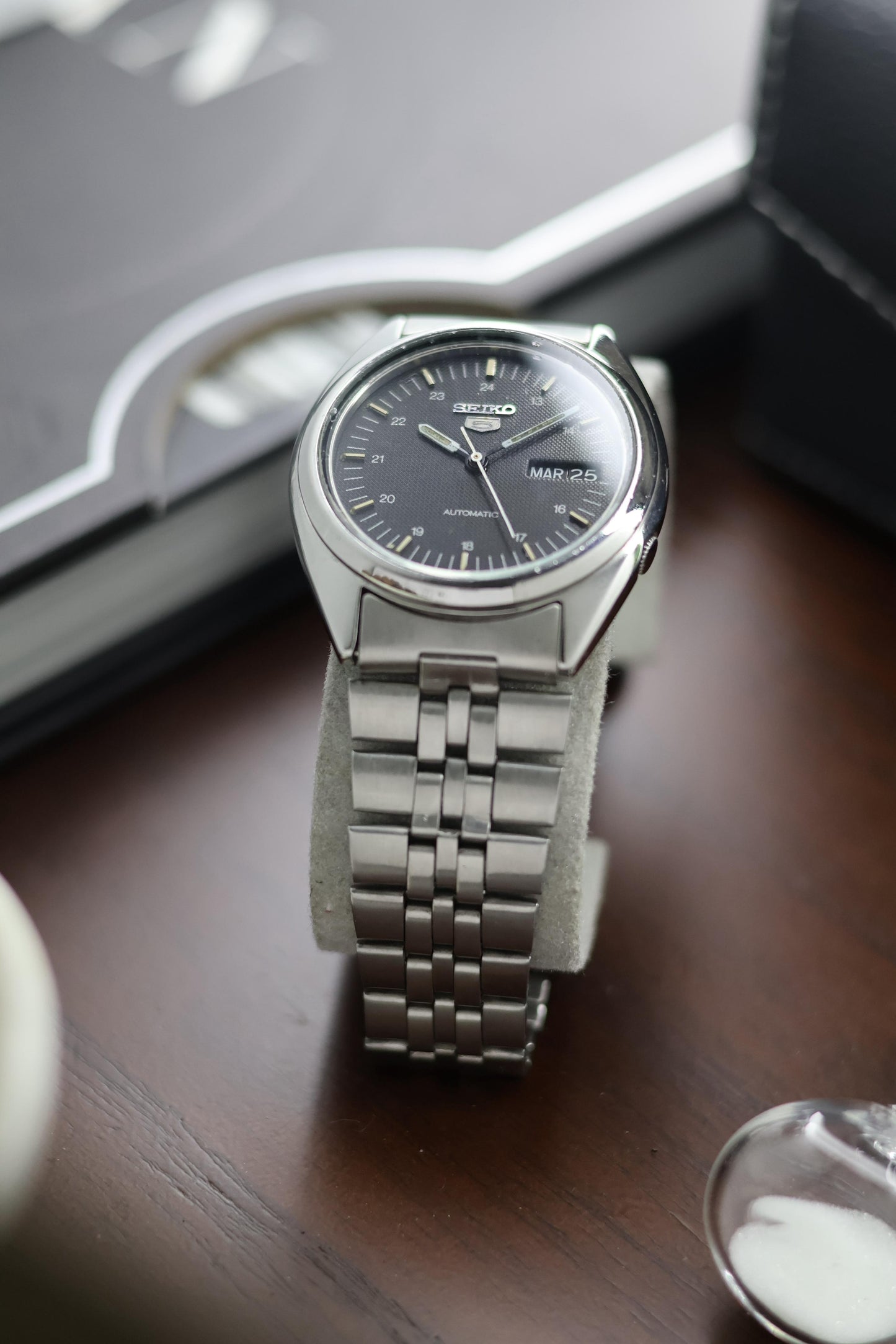 (Super Rare) 1985 Seiko 5 Black Textured Dial - Automatic Vintage Watch (Pre Owned) - A401