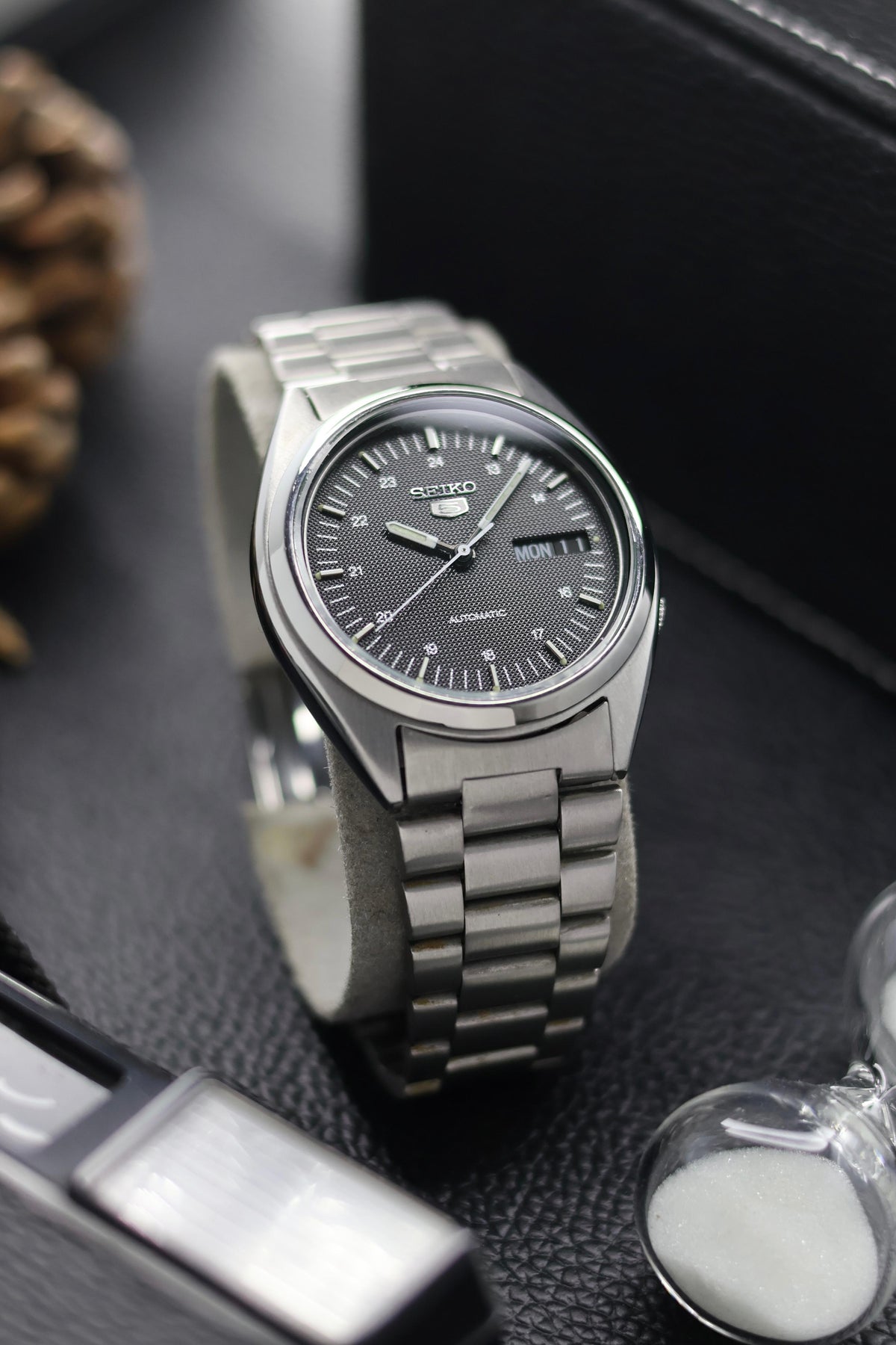 (Super Rare) 1985 Seiko 5 Black Textured Dial - Automatic Vintage Watch (Pre Owned) - SE654