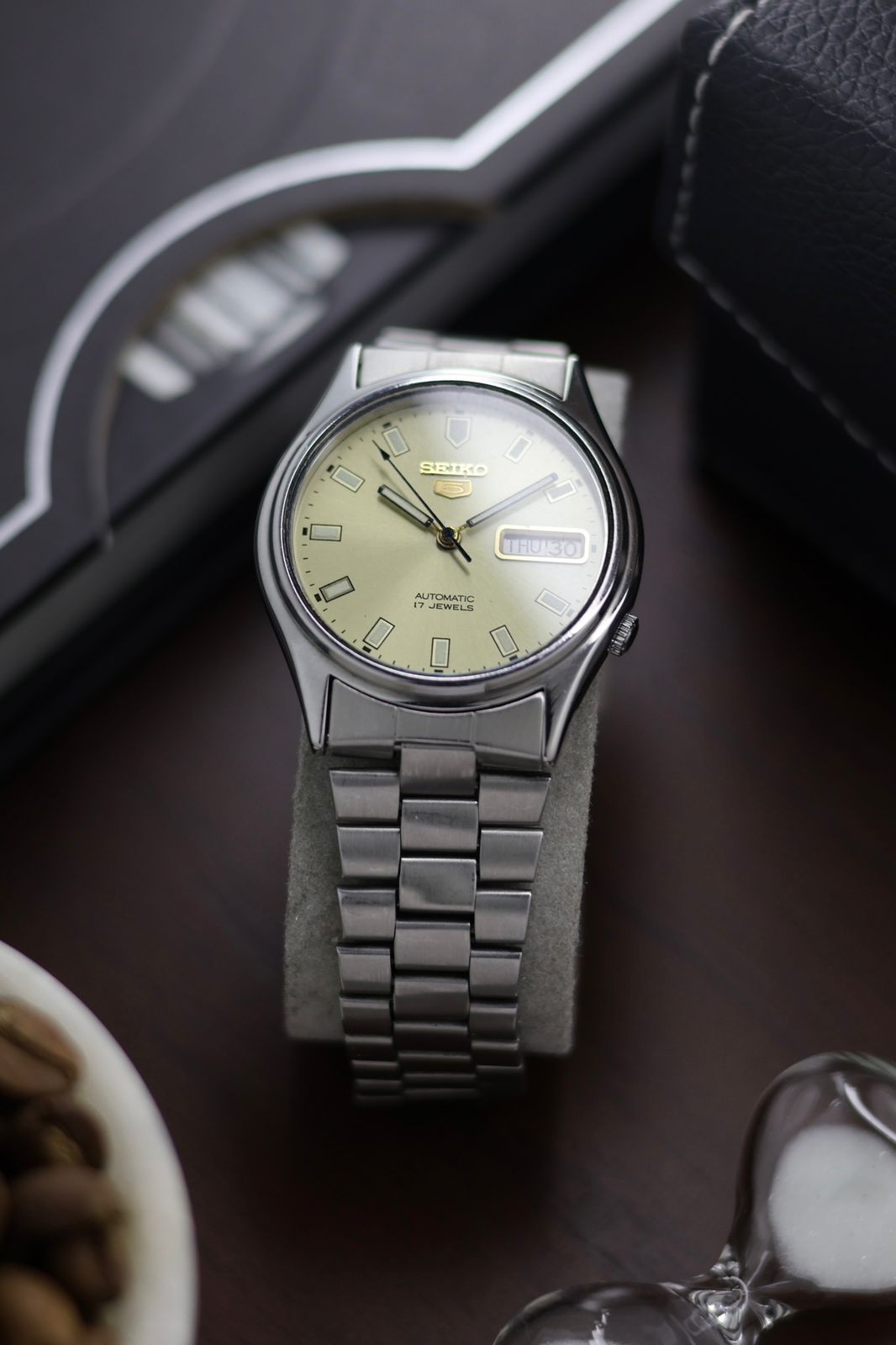 (Super Rare) 1987 Seiko 5 Champagne Sunray Dial - Automatic Vintage Watch (Pre Owned) - SE447