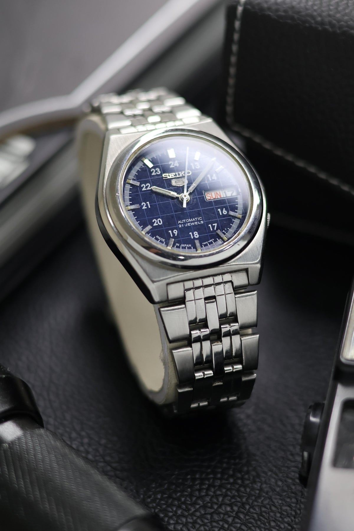 (Super Rare) Seiko 5 Blue Sunray Graph Dial with Glass Back - Automatic Vintage Watch (Pre Owned) - SE643