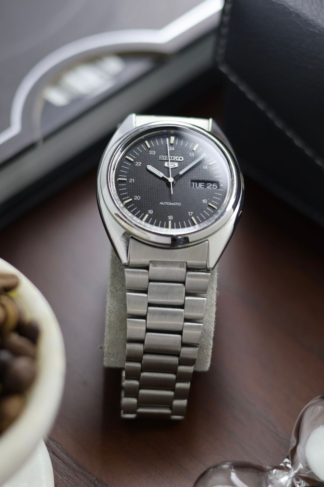 (Super Rare) 1985 Seiko 5 Black Guilloche Dial - Automatic Vintage Watch (Pre Owned) - SE419