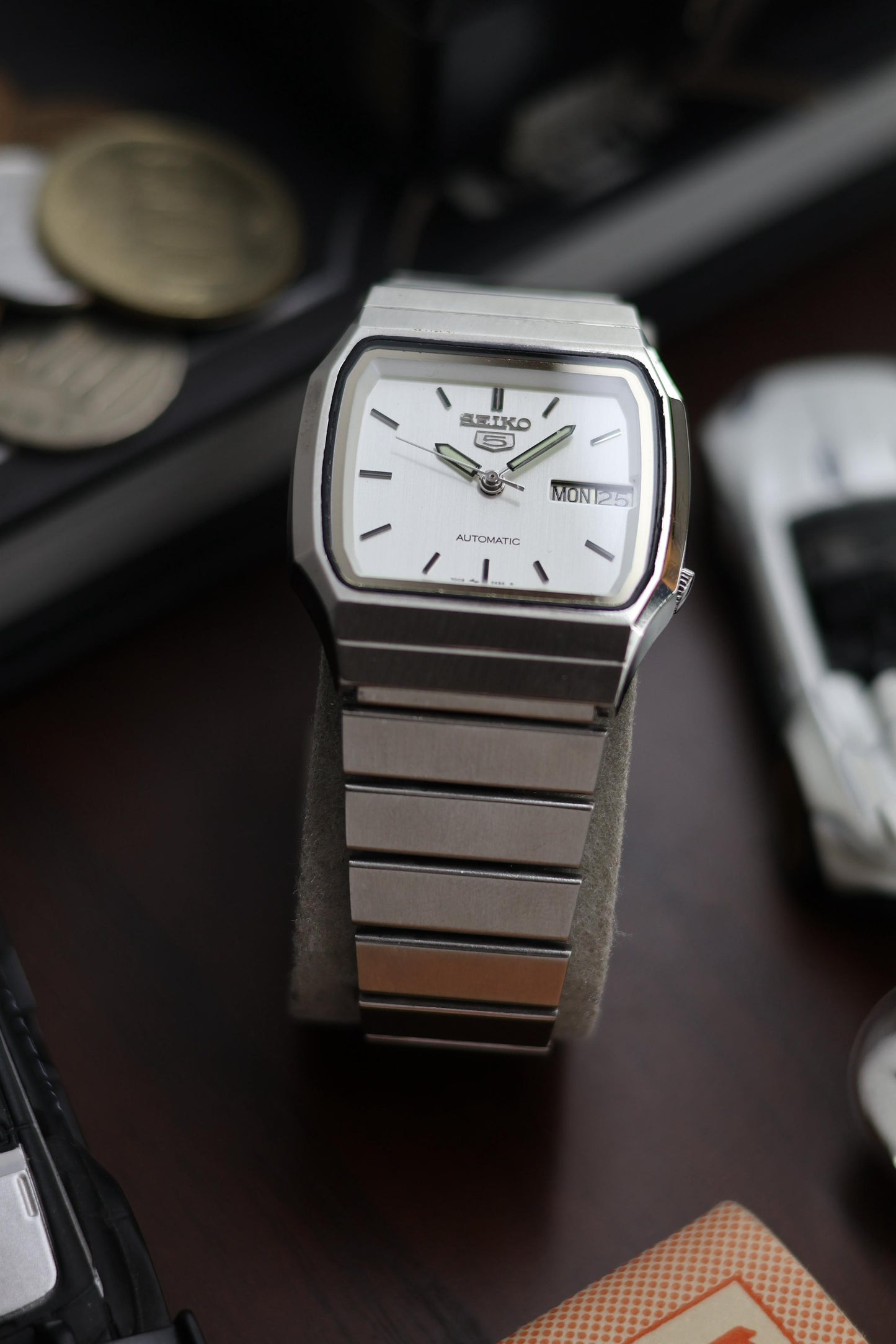 (Super Rare) 1982 Seiko 5 White TV Dial - Automatic Vintage Watch (Pre Owned) - SE528