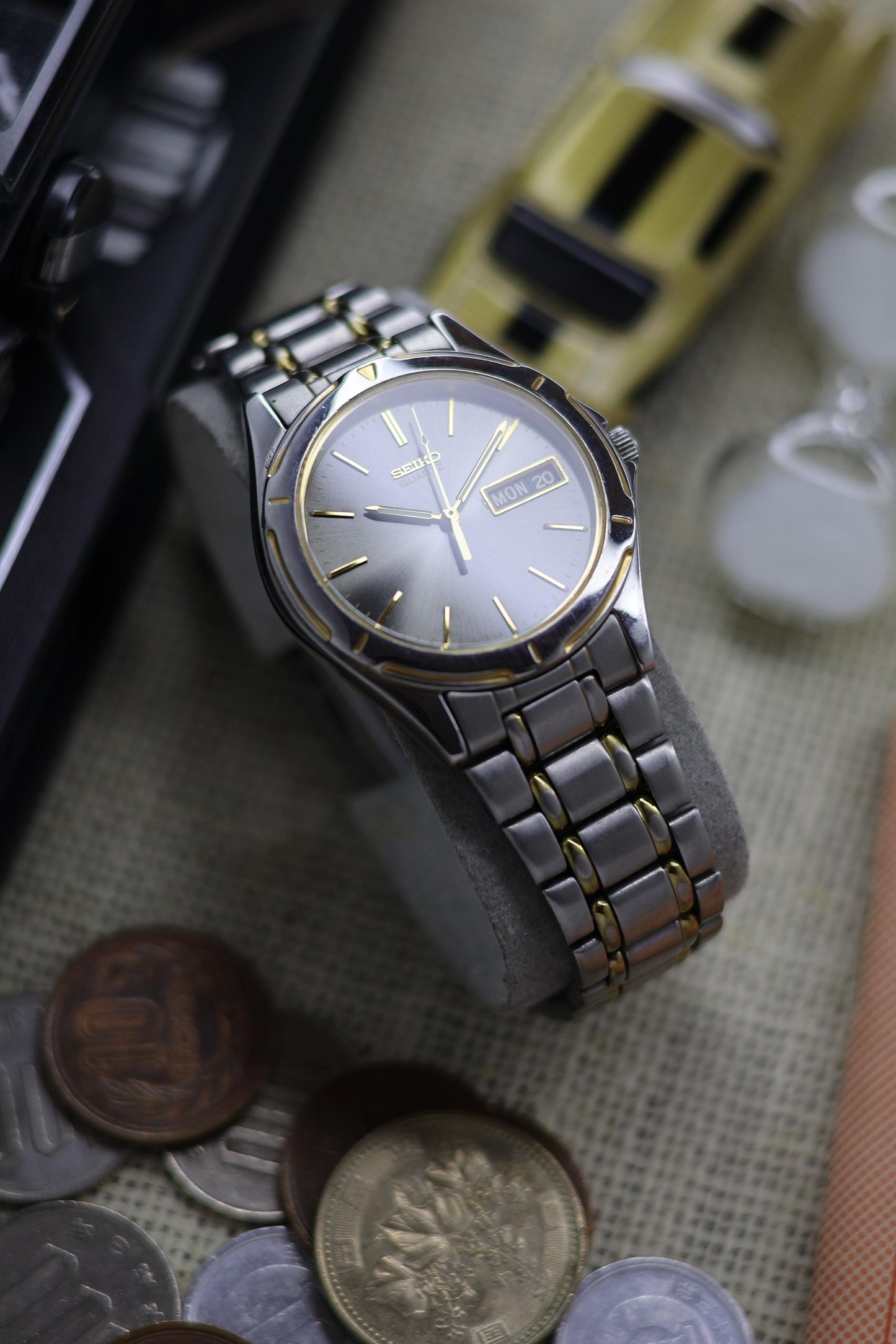 (Super Rare) 2001 Seiko Quartz Grey Sunray Dial - Vintage Watch (Pre Owned) - SE498