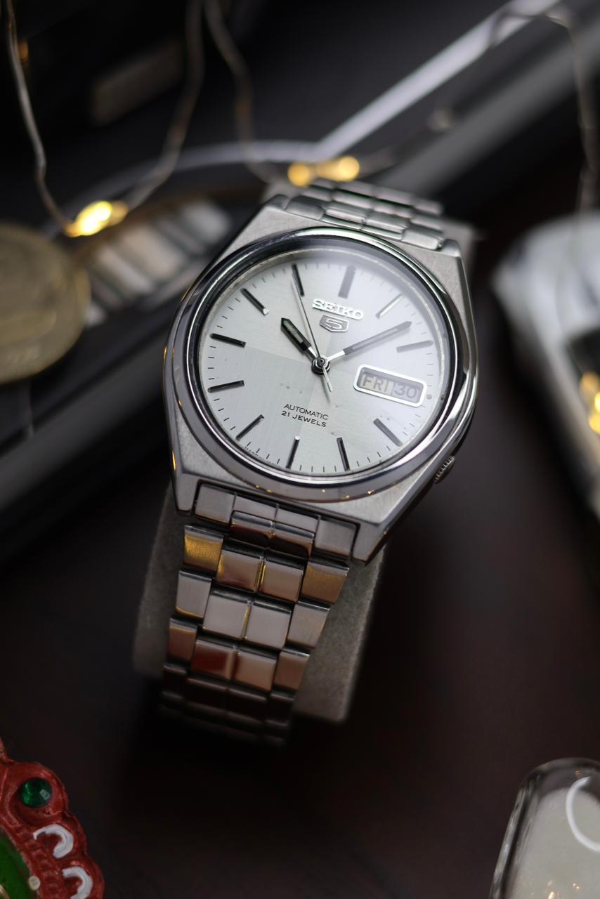 1983 Seiko 5 Silver Sector Dial - Automatic Vintage Watch (Pre Owned) - SE551