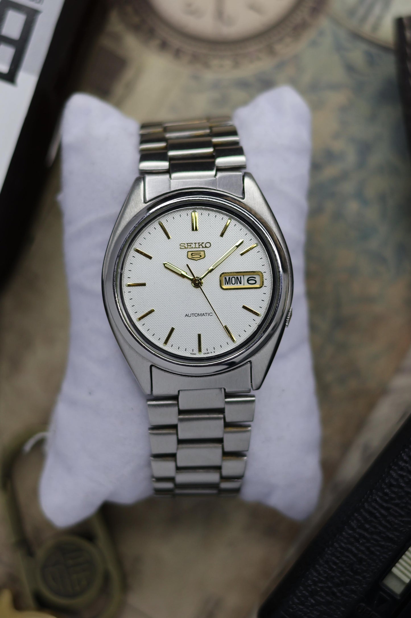 Seiko 5 White Textured Dial with Glass Back (Pre Owned)