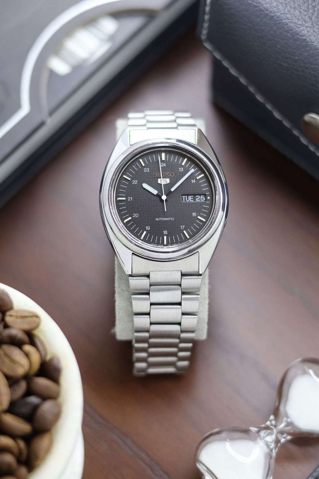 (Super Rare) 1985 Seiko 5 Black Guilloche Dial - Automatic Vintage Watch (Pre Owned) - SE419