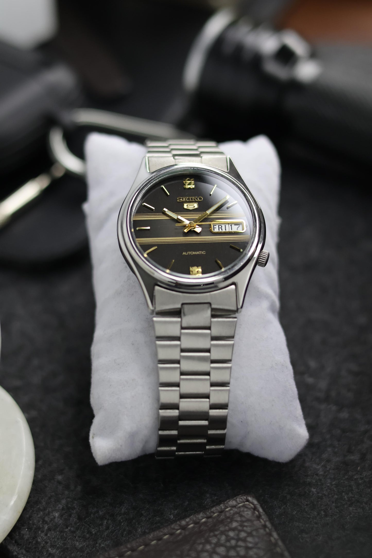 Seiko 5 Black Motif Dial with Glass Back - Automatic Vintage Watch (Pre Owned)
