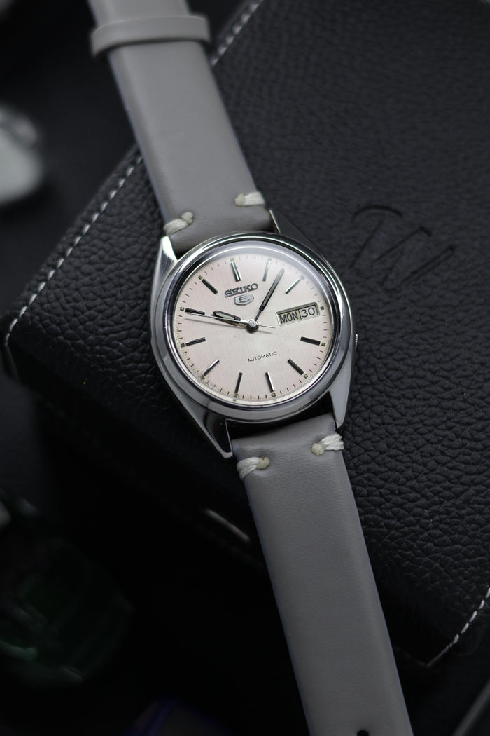 (Super Rare) 1987 Seiko 5 Silver Patina Dial - Automatic Vintage Watch (Pre Owned) - SE608