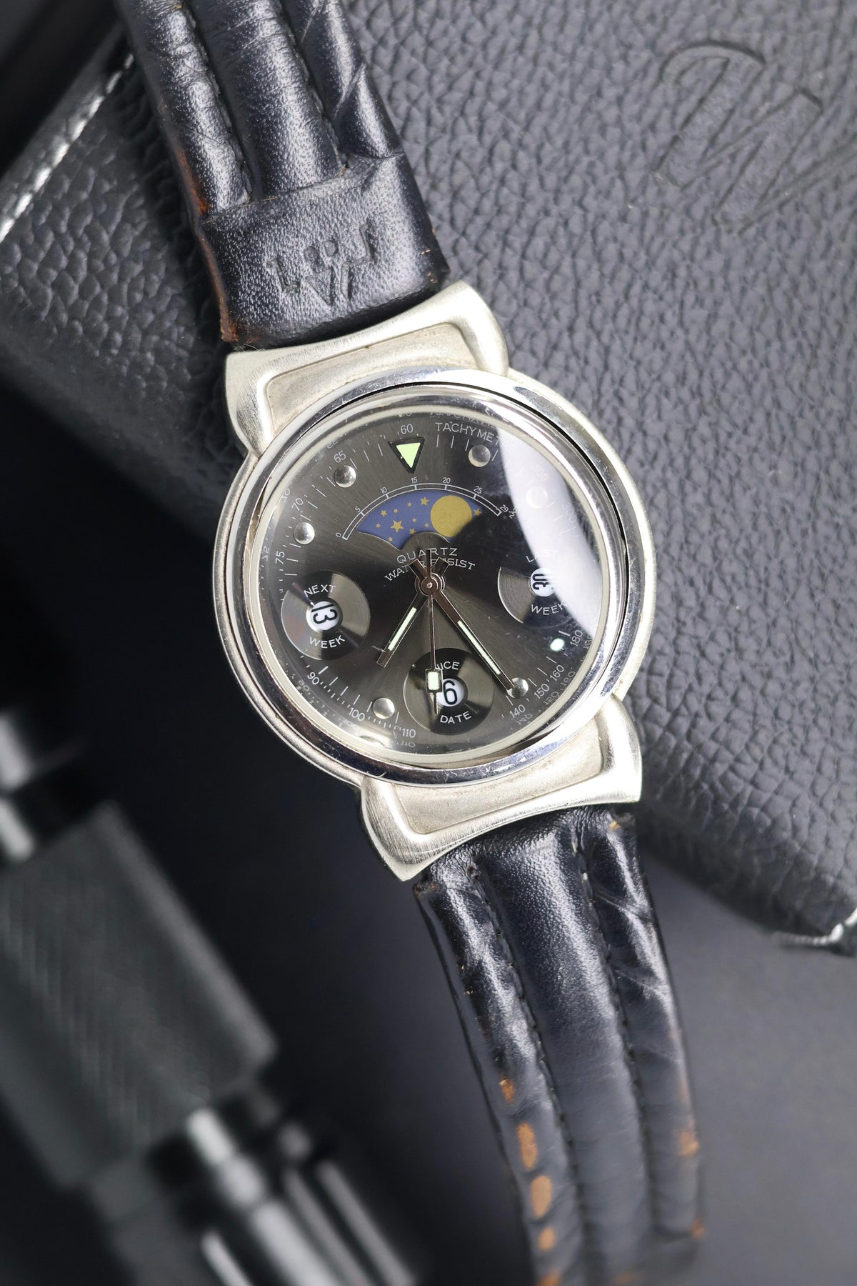 (ULTRA Rare) BODYHEAT 360°Rotating Dial Moonphase Watch with Triple Date - Quartz Vintage Watch (Pre Owned) - SE526