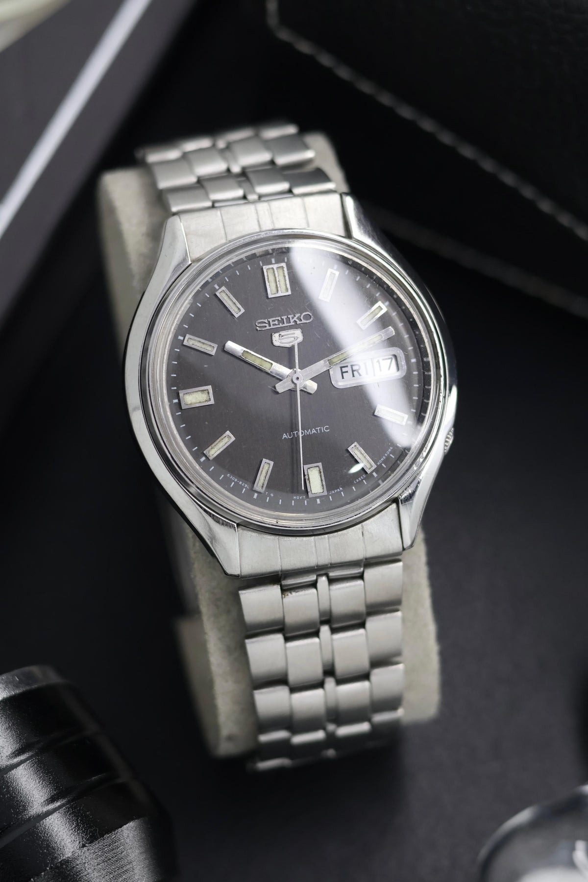 (Super Rare) 1980 Seiko 5 Dark Grey Sunray Dial - Automatic Vintage Watch (Pre Owned) - SE727