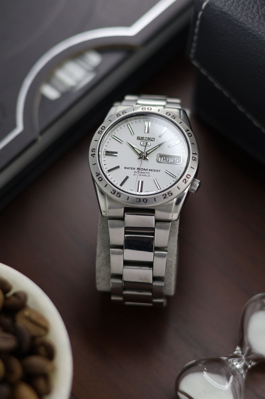 (Super Rare) Seiko 5 White Dial with Glass Back - Automatic Vintage Watch (Pre Owned) - SE426