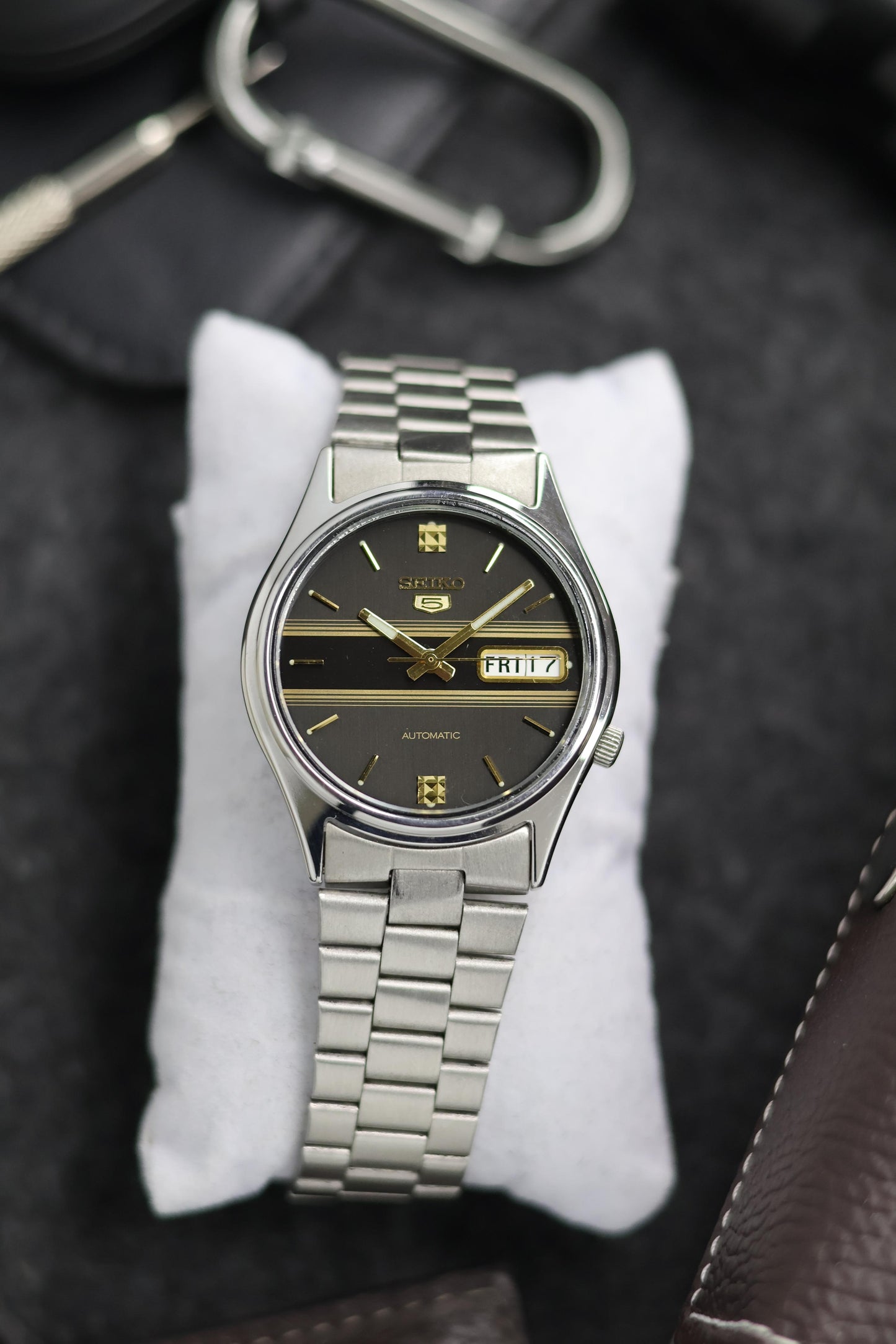Seiko 5 Black Motif Dial with Glass Back - Automatic Vintage Watch (Pre Owned)