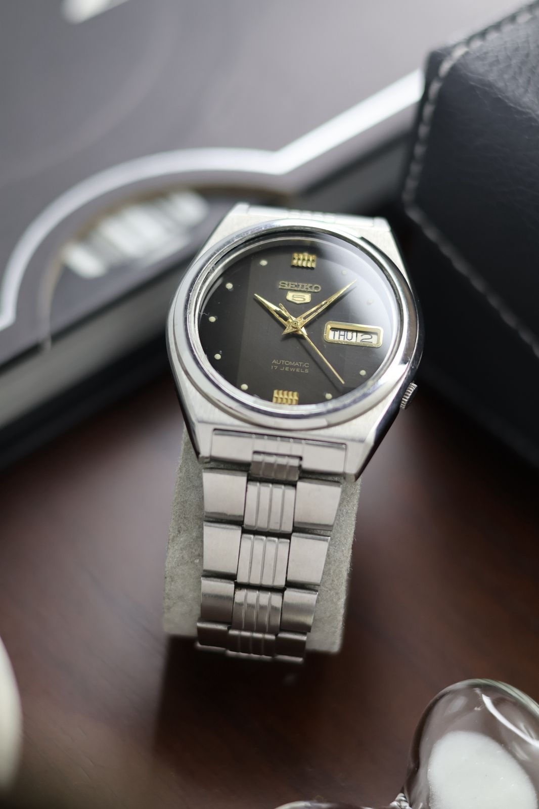 Seiko 5 Black Motif Dial with Glass Back - Automatic Vintage Watch (Pre Owned) - SE446