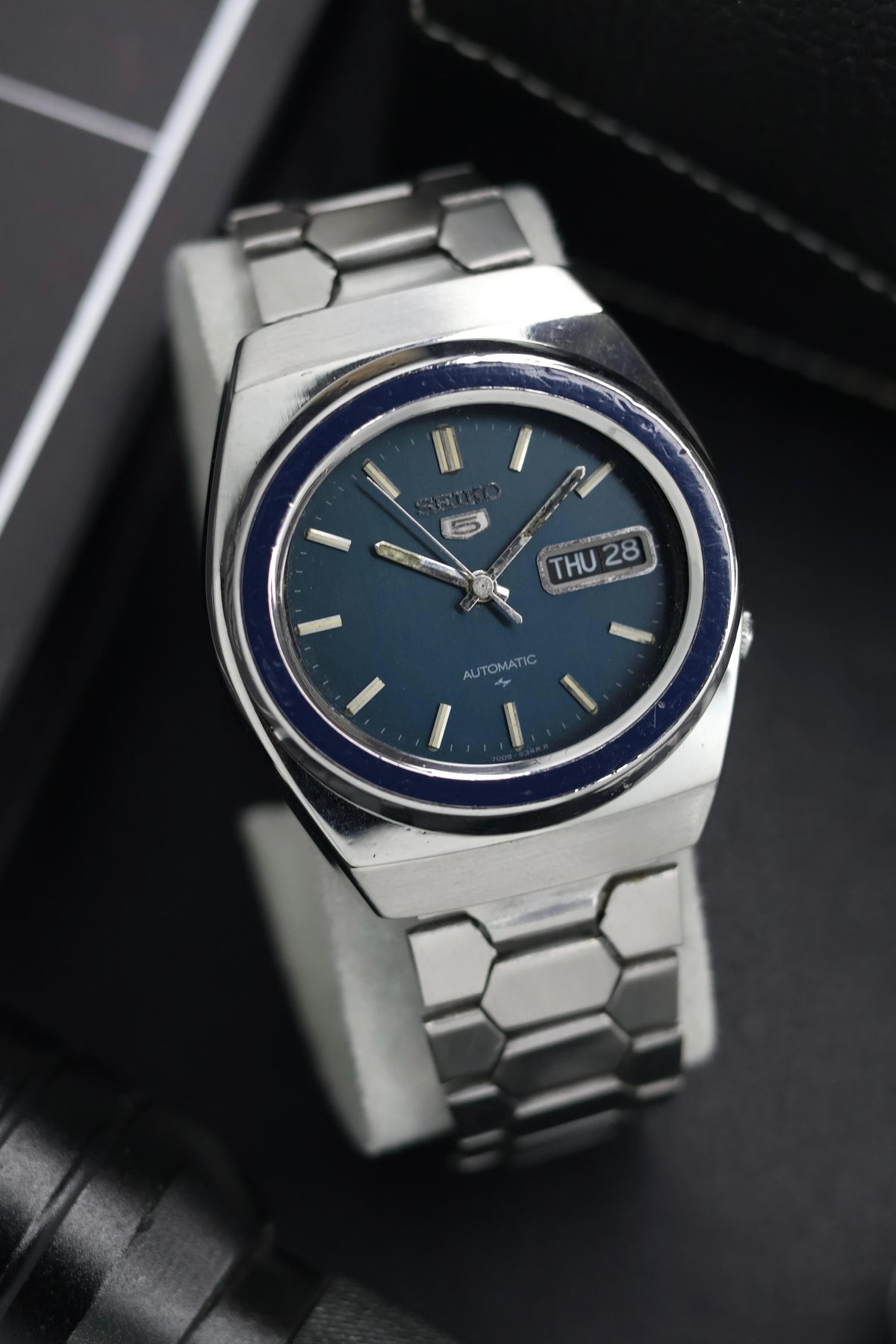 (Super Rare) 1982 Seiko 5 Blue Oval Dial - Automatic Vintage Watch (Pre Owned) - SE740