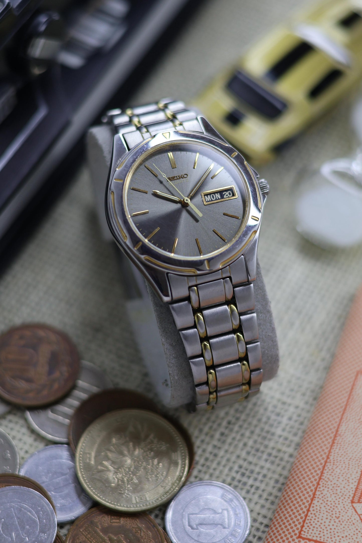 (Super Rare) 2001 Seiko Quartz Grey Sunray Dial - Vintage Watch (Pre Owned) - SE498