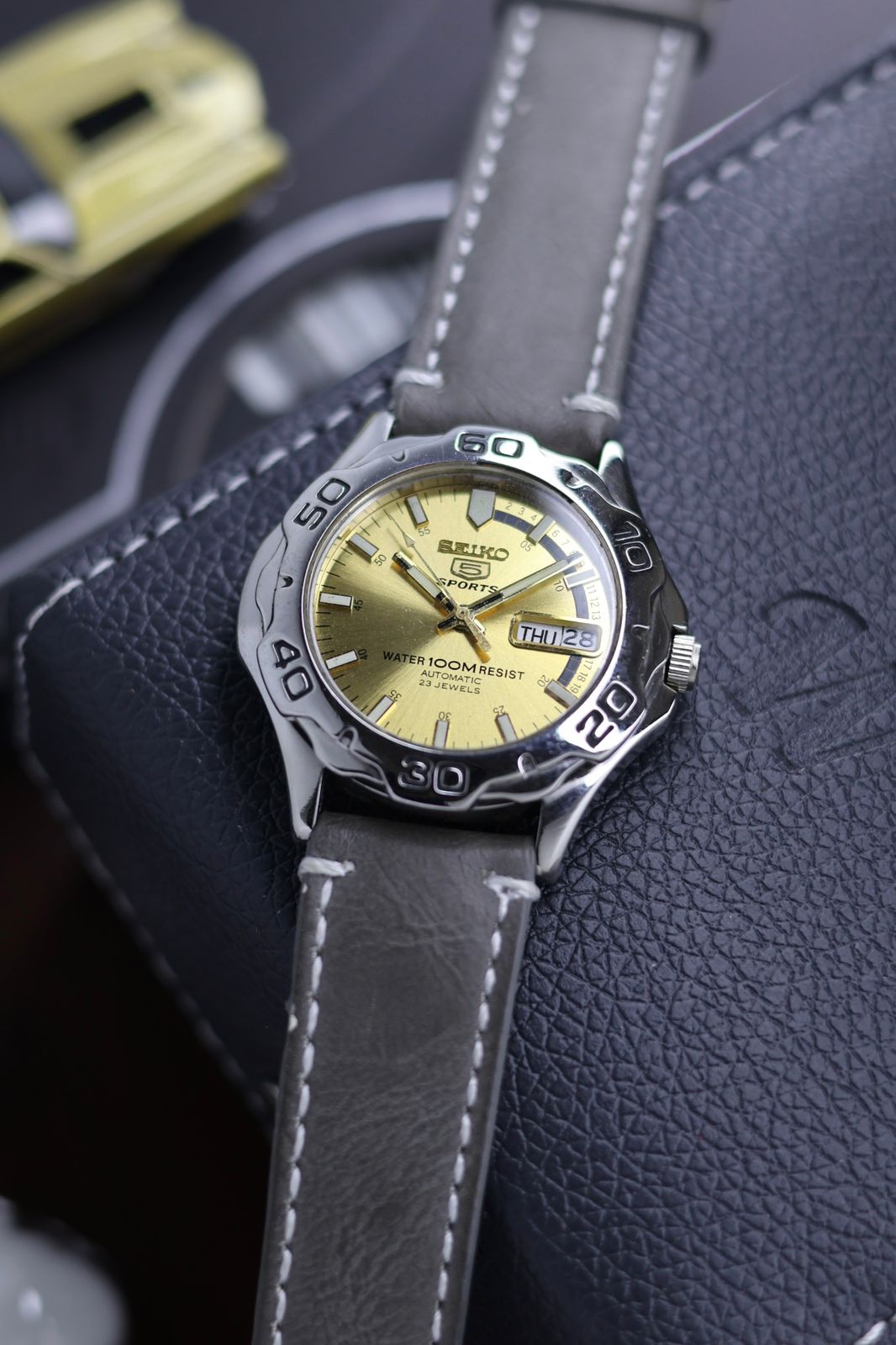 (Super Rare) Seiko 5 Sports Diver 100M Gold Sunray Dial with Glass Back - Automatic Vintage Watch (Pre Owned) - SE482