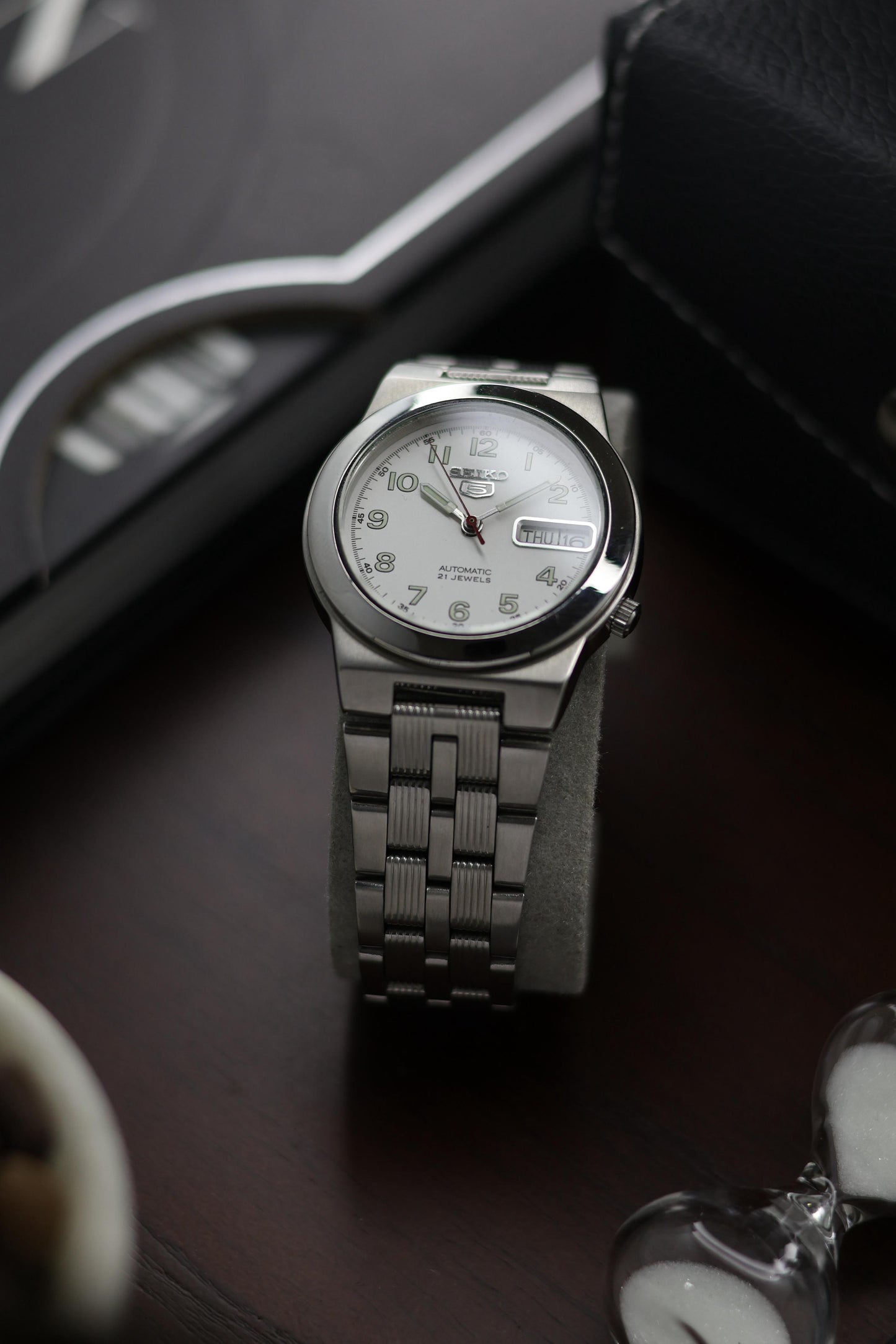 Seiko 5 White Field Dial with Glass Back - Automatic Vintage Watch (Pre Owned) - A267