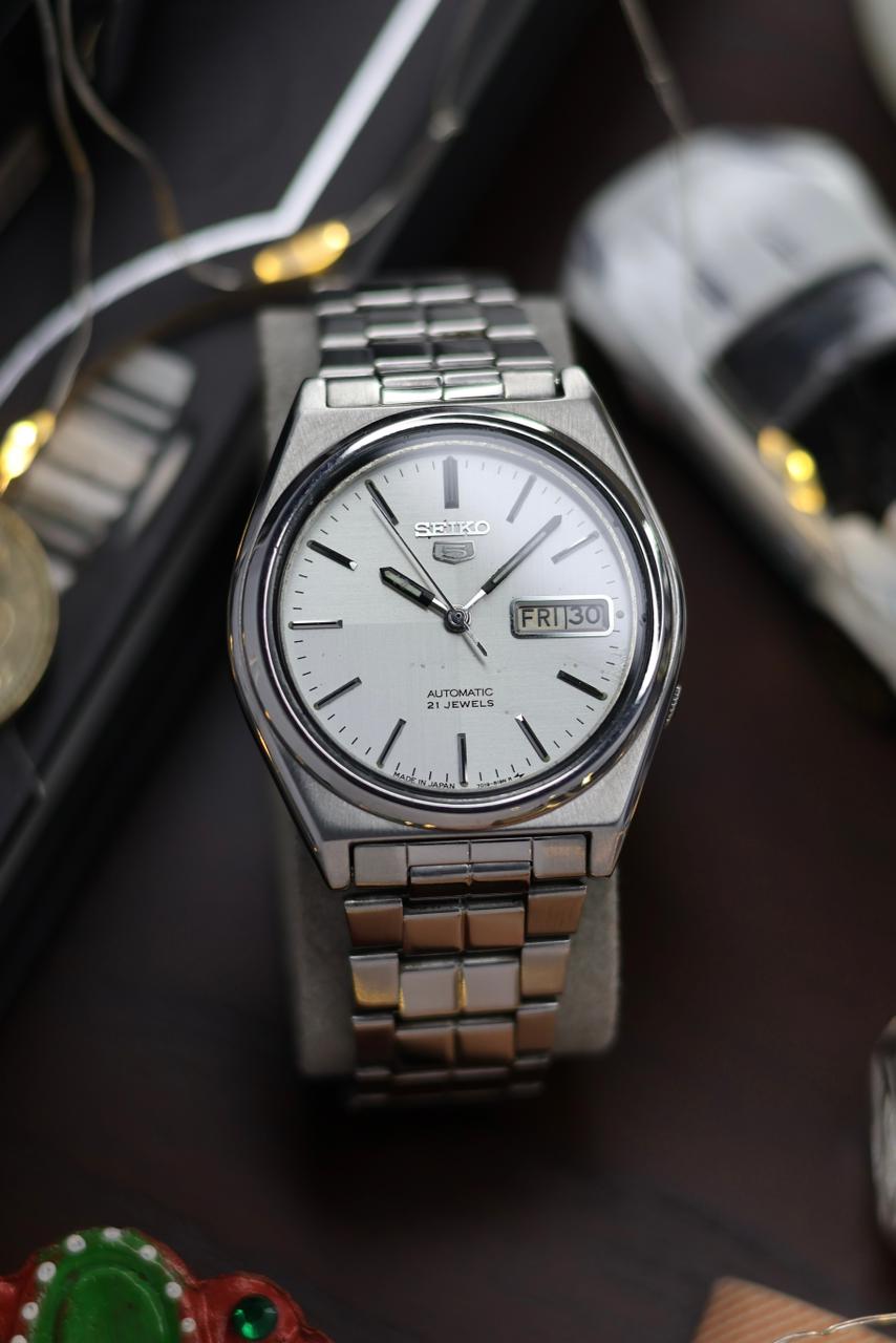 1983 Seiko 5 Silver Sector Dial - Automatic Vintage Watch (Pre Owned) - SE551