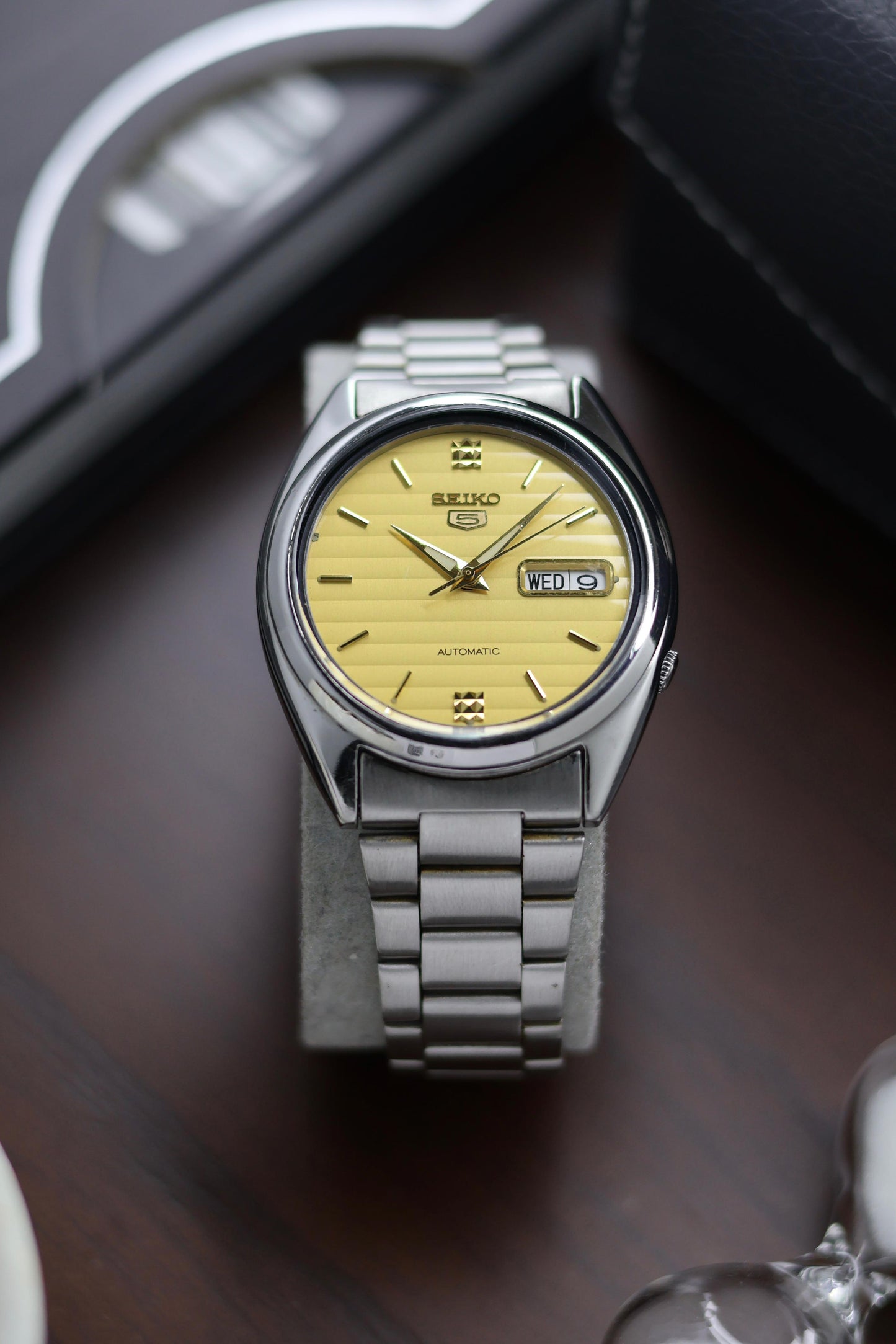 Seiko 5 Yellow Lined Dial with Glass Back - Automatic Vintage Watch (Pre Owned) - A301