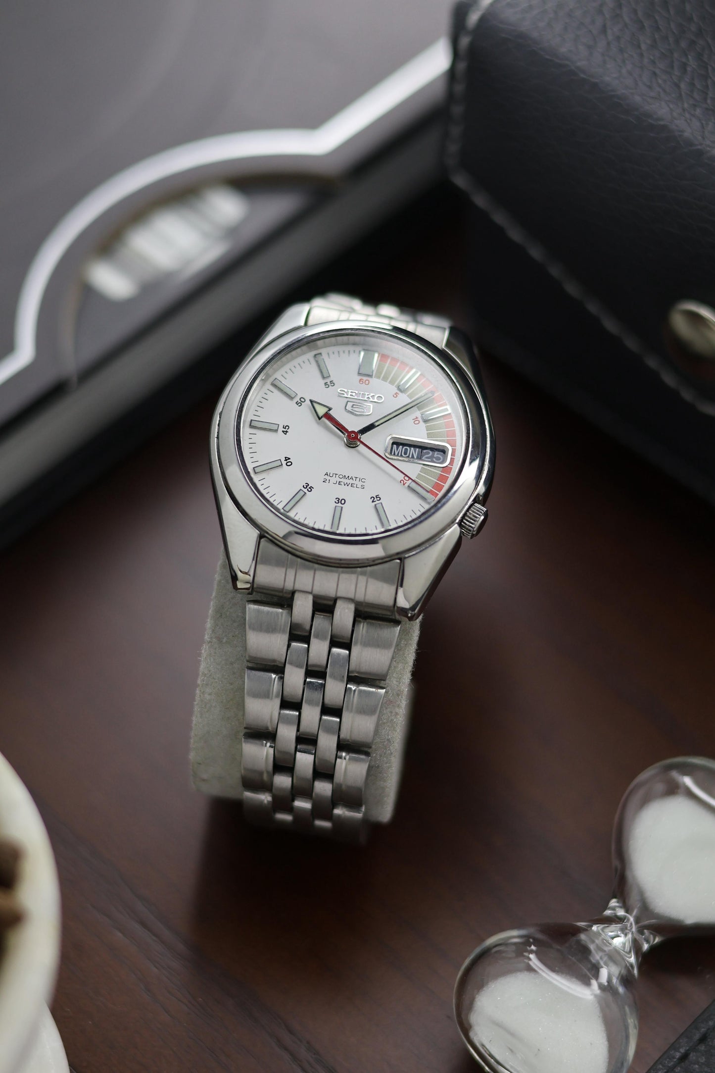 Seiko 5 White Racing Dial with Glass Back - Automatic Vintage Watch (Pre Owned) - A389