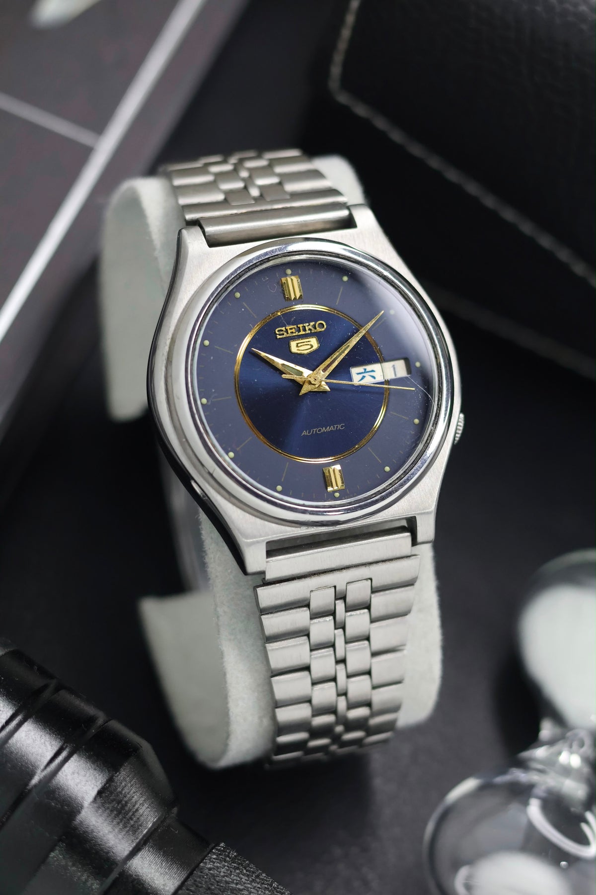 (JDM - Super Rare) 1984 Seiko 5 Blue Motif Dial with Japanese Kanji Datewheel - Automatic Vintage Watch (Pre Owned) - SE802