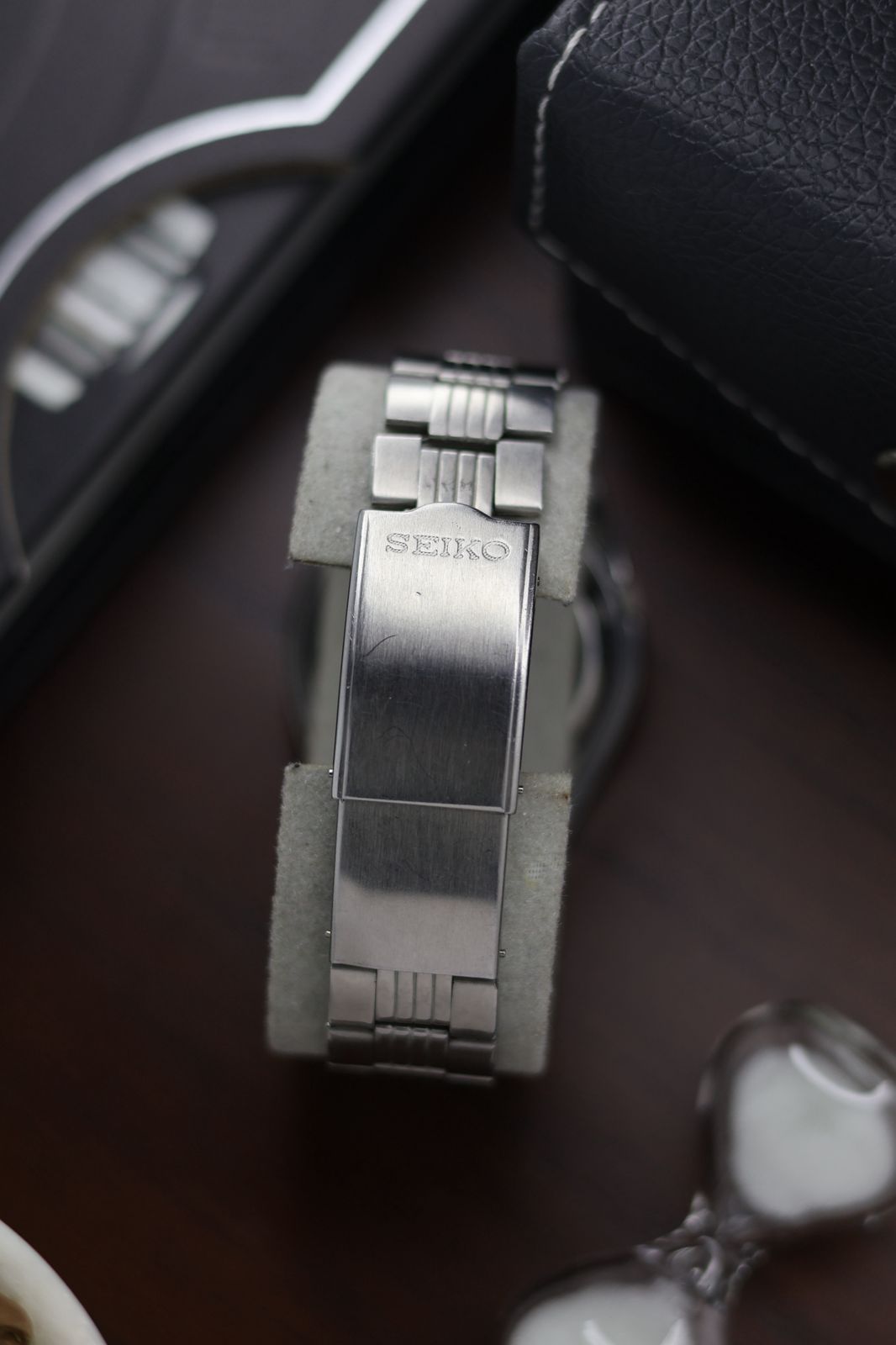 Seiko 5 Black Motif Dial with Glass Back - Automatic Vintage Watch (Pre Owned) - SE446
