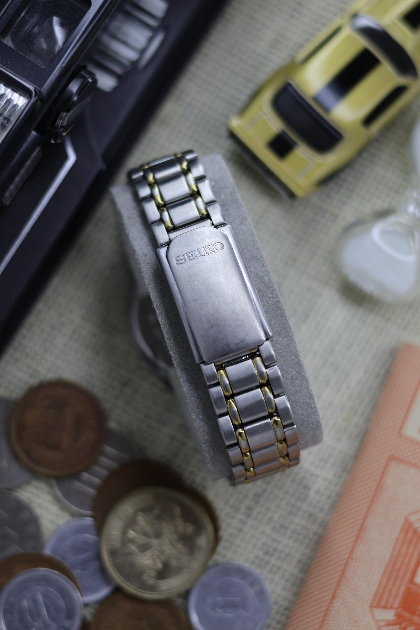 (Super Rare) 2001 Seiko Quartz Grey Sunray Dial - Vintage Watch (Pre Owned) - SE498