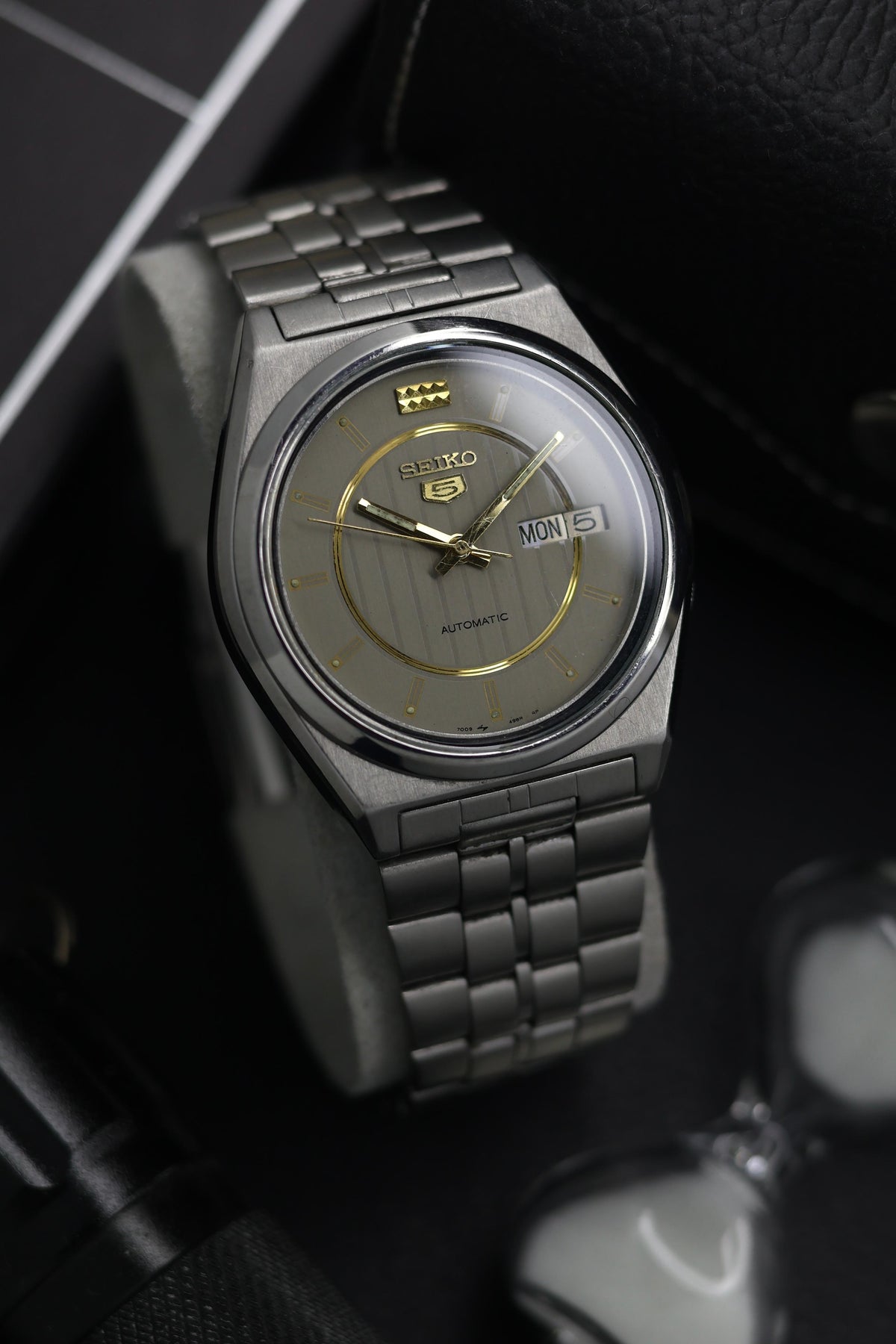 (Super Rare) 1981 Seiko 5 Grey Dial - Automatic Vintage Watch (Pre Owned) - SE852