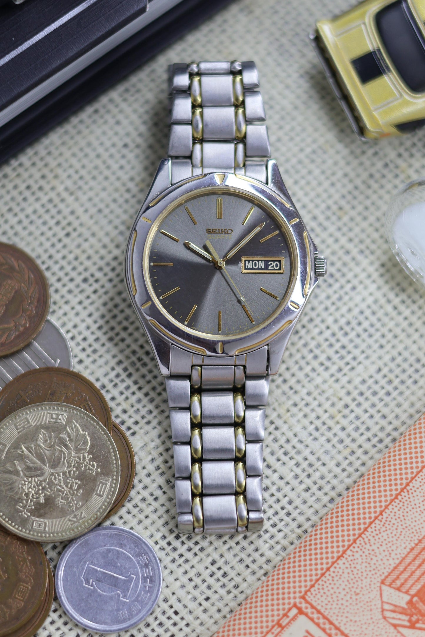 (Super Rare) 2001 Seiko Quartz Grey Sunray Dial - Vintage Watch (Pre Owned) - SE498