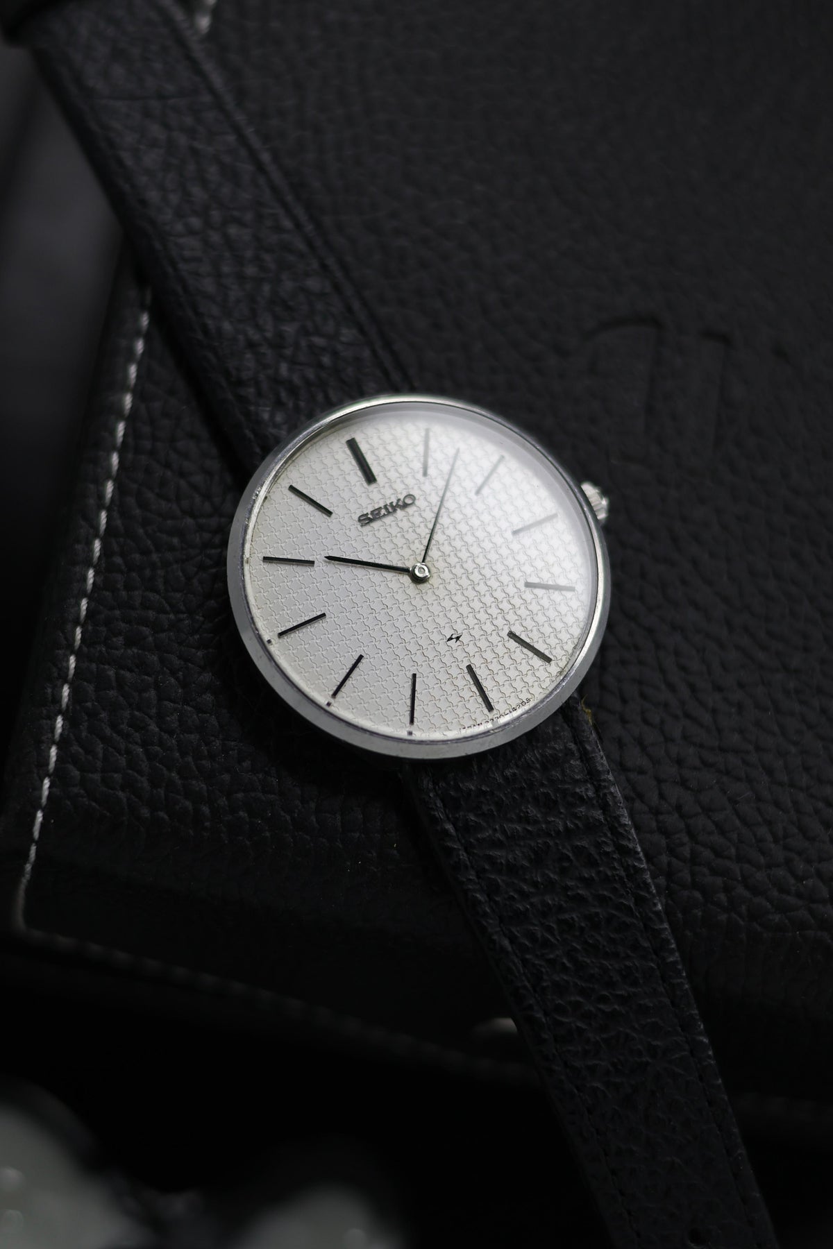(JDM - ULTRA Rare) 1975 Seiko CHARIOT 24 Jewels Hand Wound Mechanical White Guilloche Dial - Mechanical Vintage Watch (Pre Owned) - SE605