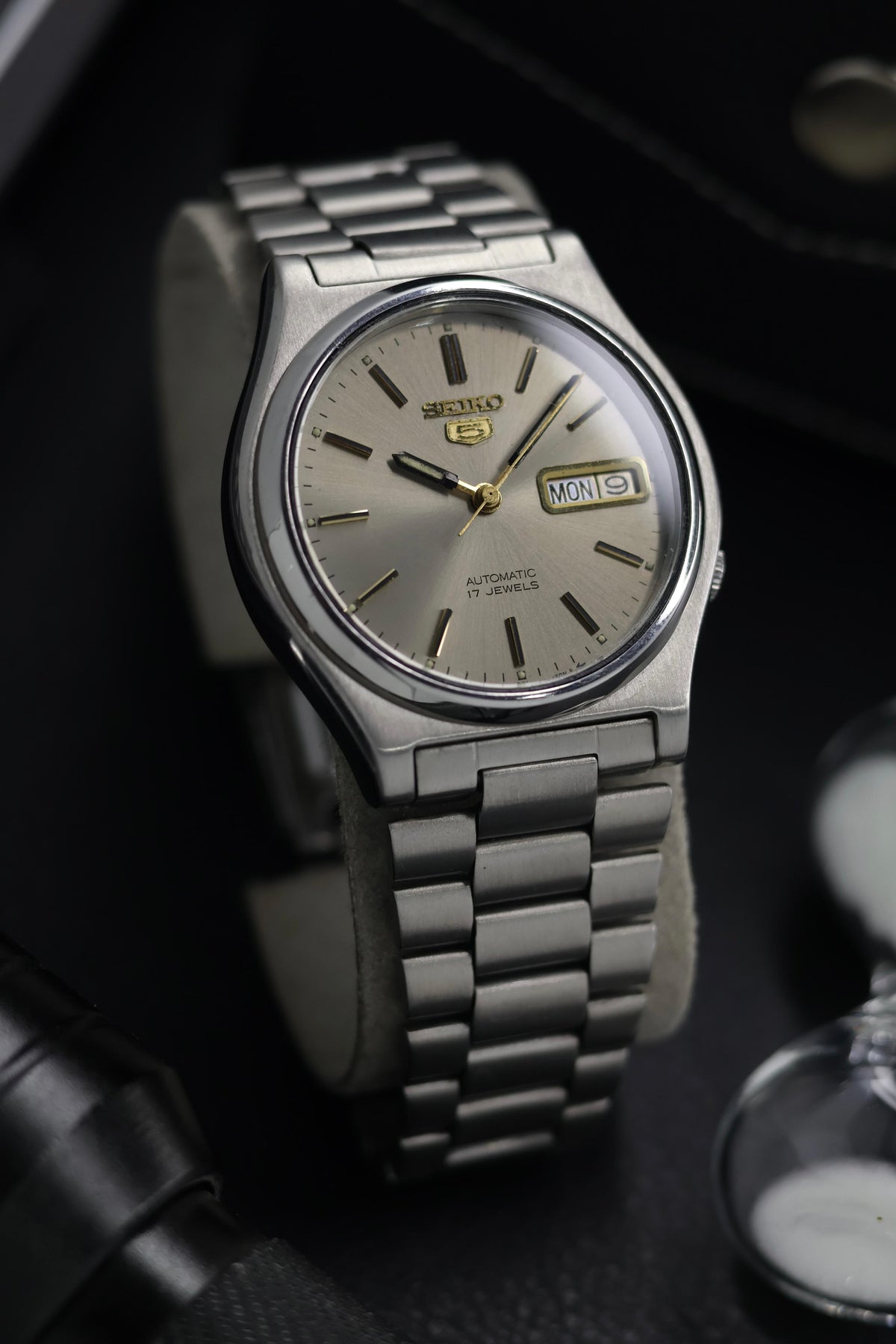 (Super Rare) 1981 Seiko 5 Silver Sunray Dial - Automatic Vintage Watch (Pre Owned) - SE731