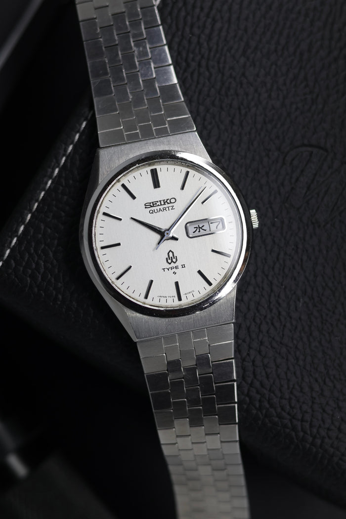 (JDM - Extremely Rare) 1978 Seiko Quartz Type II Silver Sunray Dial with Japanese Kanji Date - Quartz Vintage Watch (Pre Owned) - SE679