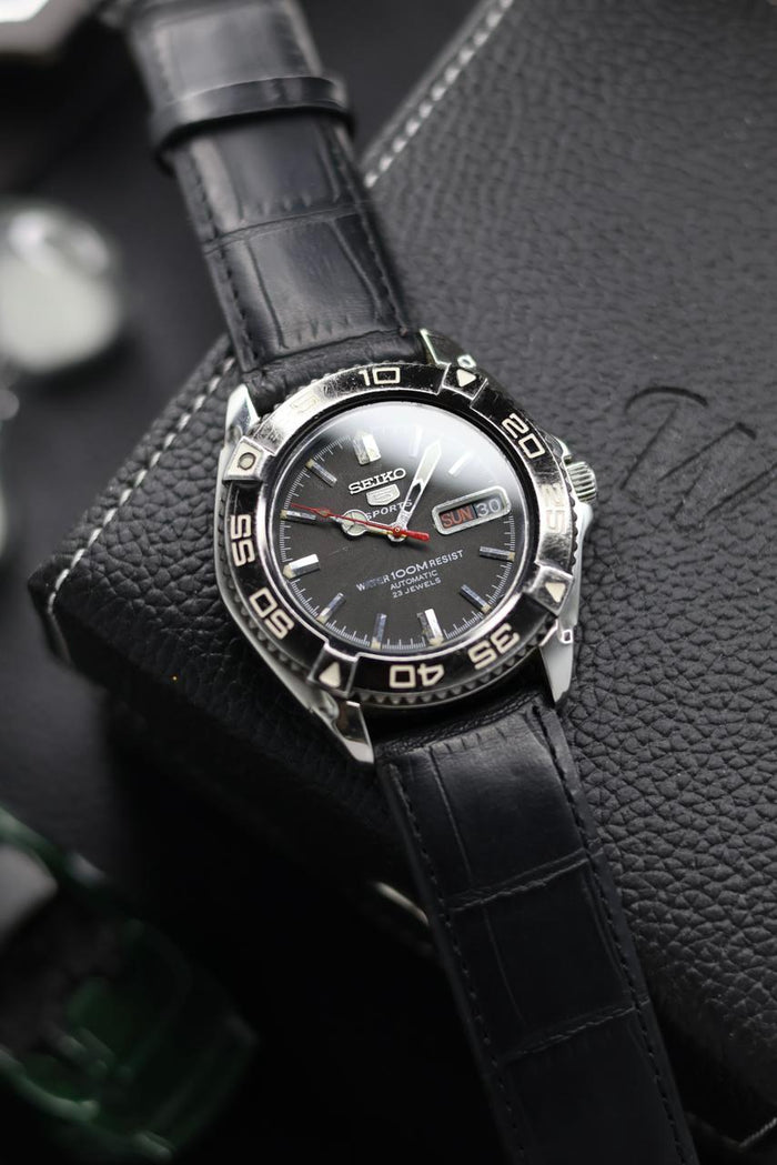 (Super Rare) Seiko 5 Sports Diver 100M Black Guilloche Dial with Glass Back and Rotating Bezel - Automatic Vintage Watch (Pre Owned) - SE572