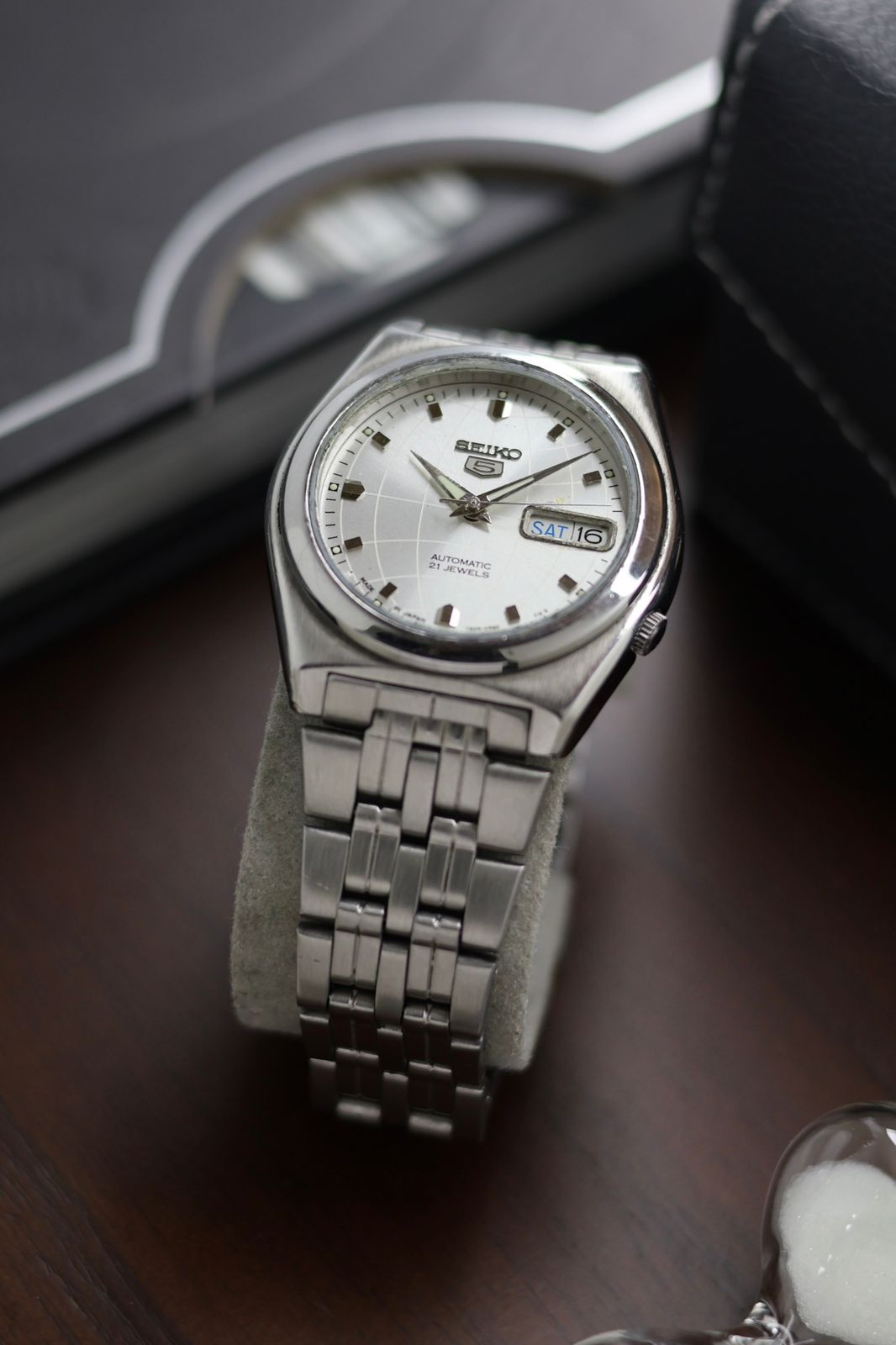 (Super Rare) Seiko 5 Silver Globe Dial with Glass Back - Automatic Vintage Watch (Pre Owned) - SE316
