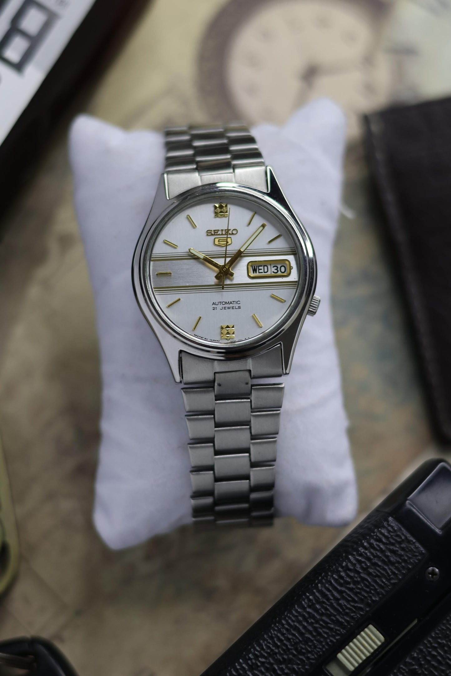 Seiko 5 White Motif Dial with Glass Back (Pre Owned)