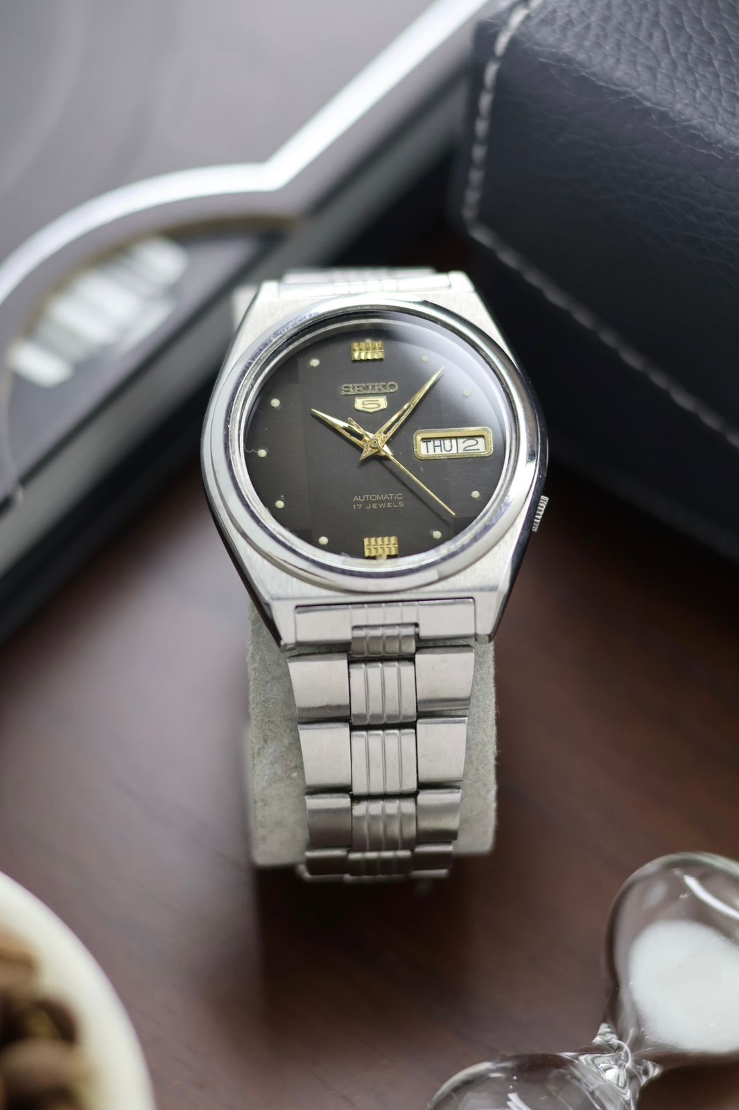 Seiko 5 Black Motif Dial with Glass Back - Automatic Vintage Watch (Pre Owned) - SE446