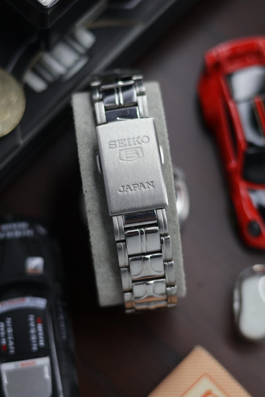 (Super Rare) Seiko 5 Black Racing Dial with Glass Back - Automatic Vintage Watch (Pre Owned) - SE530