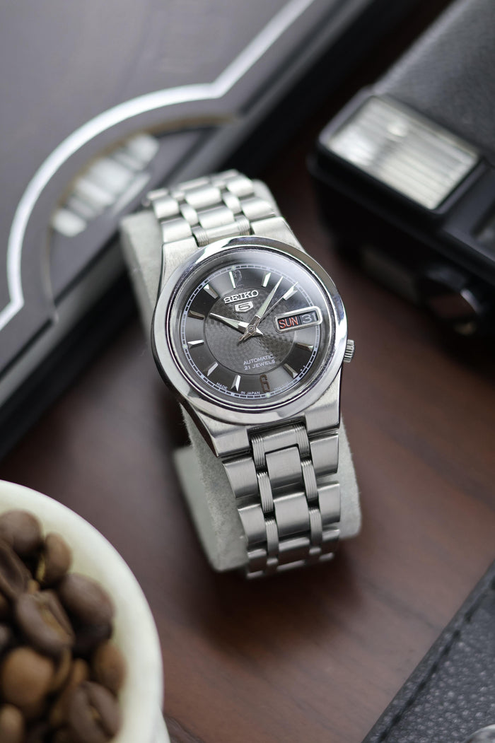 (Super Rare) Seiko 5 Black Carbon Fibre Texture Dial with Glass Back - Automatic Vintage Watch (Pre Owned) - A163