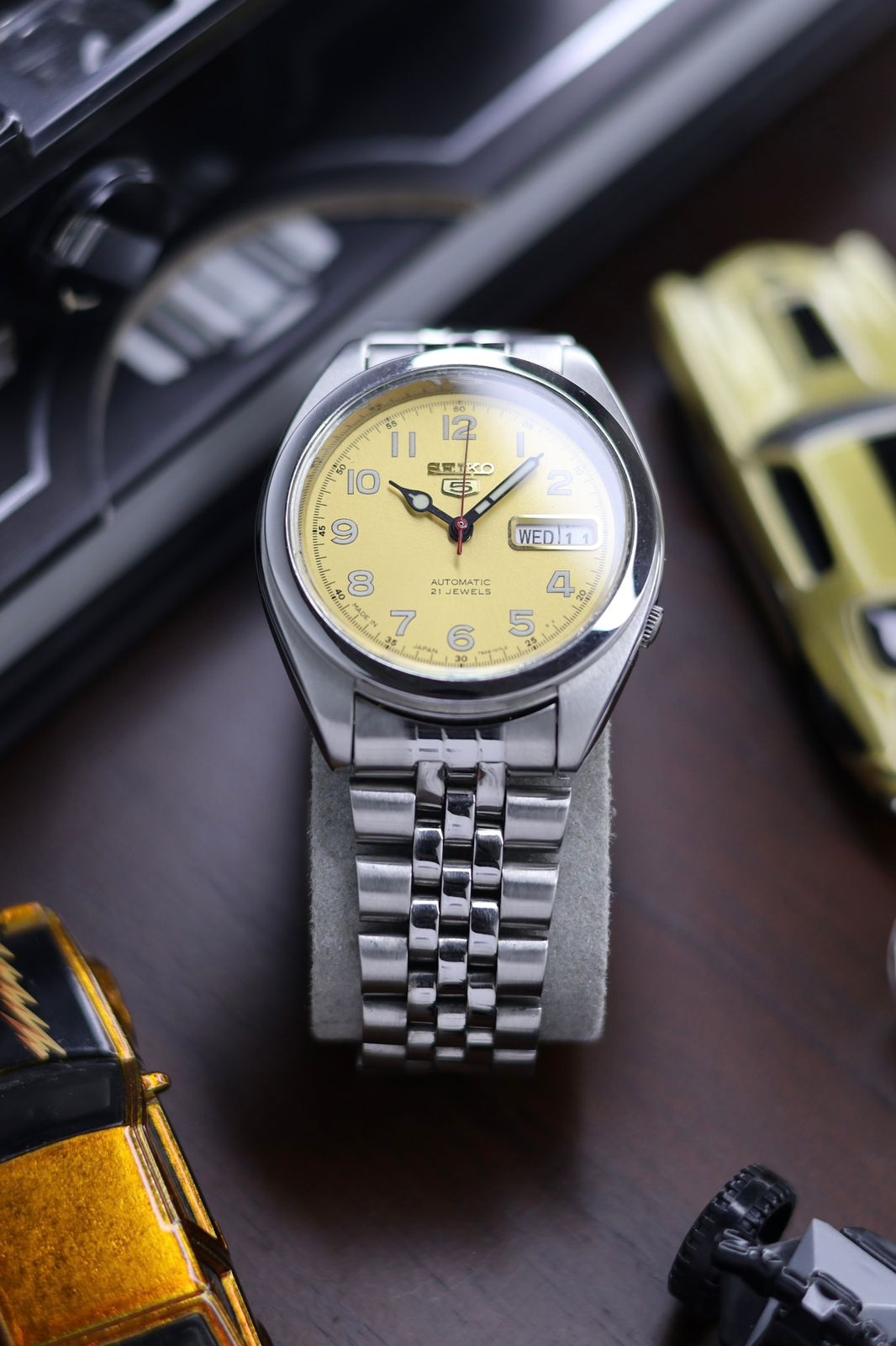(Super Rare) Seiko 5 Yellow Field Dial with Glass Back - Automatic Vintage Watch (Pre Owned) - SE476