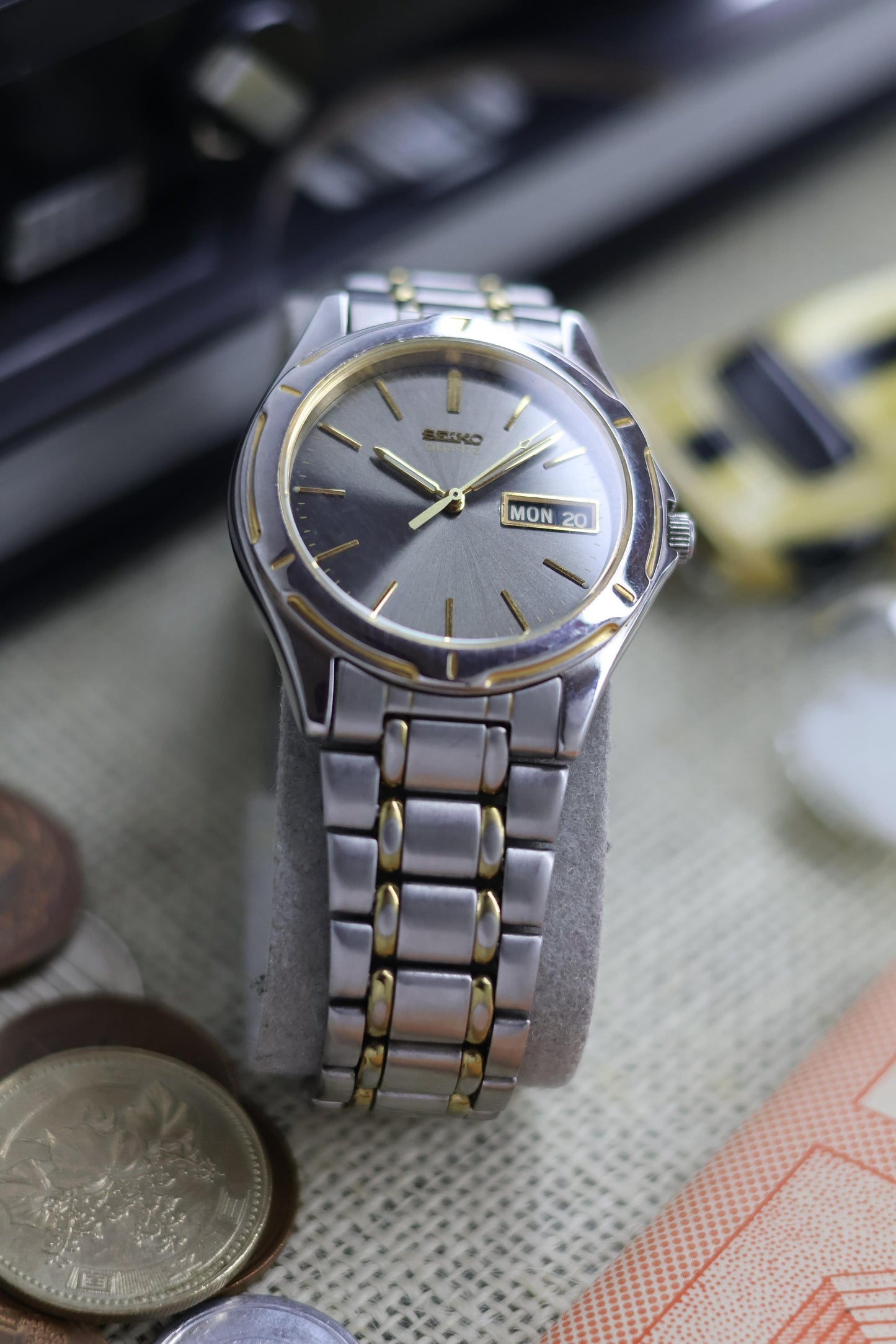 (Super Rare) 2001 Seiko Quartz Grey Sunray Dial - Vintage Watch (Pre Owned) - SE498