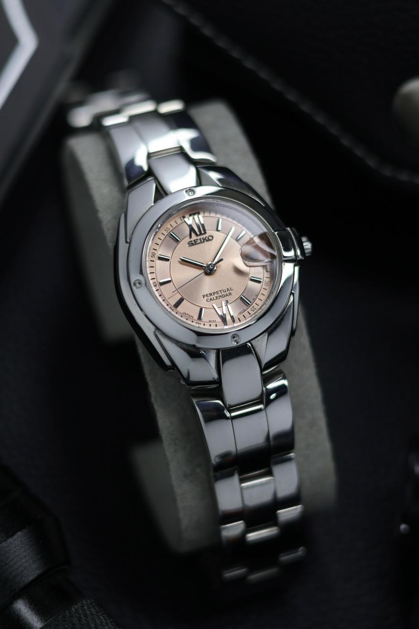 (JDM - Extremely Rare) Seiko Ladies 28mm Perpetual Calendar Pink Sunray Dial - Quartz Vintage Watch (Pre Owned) - SE423