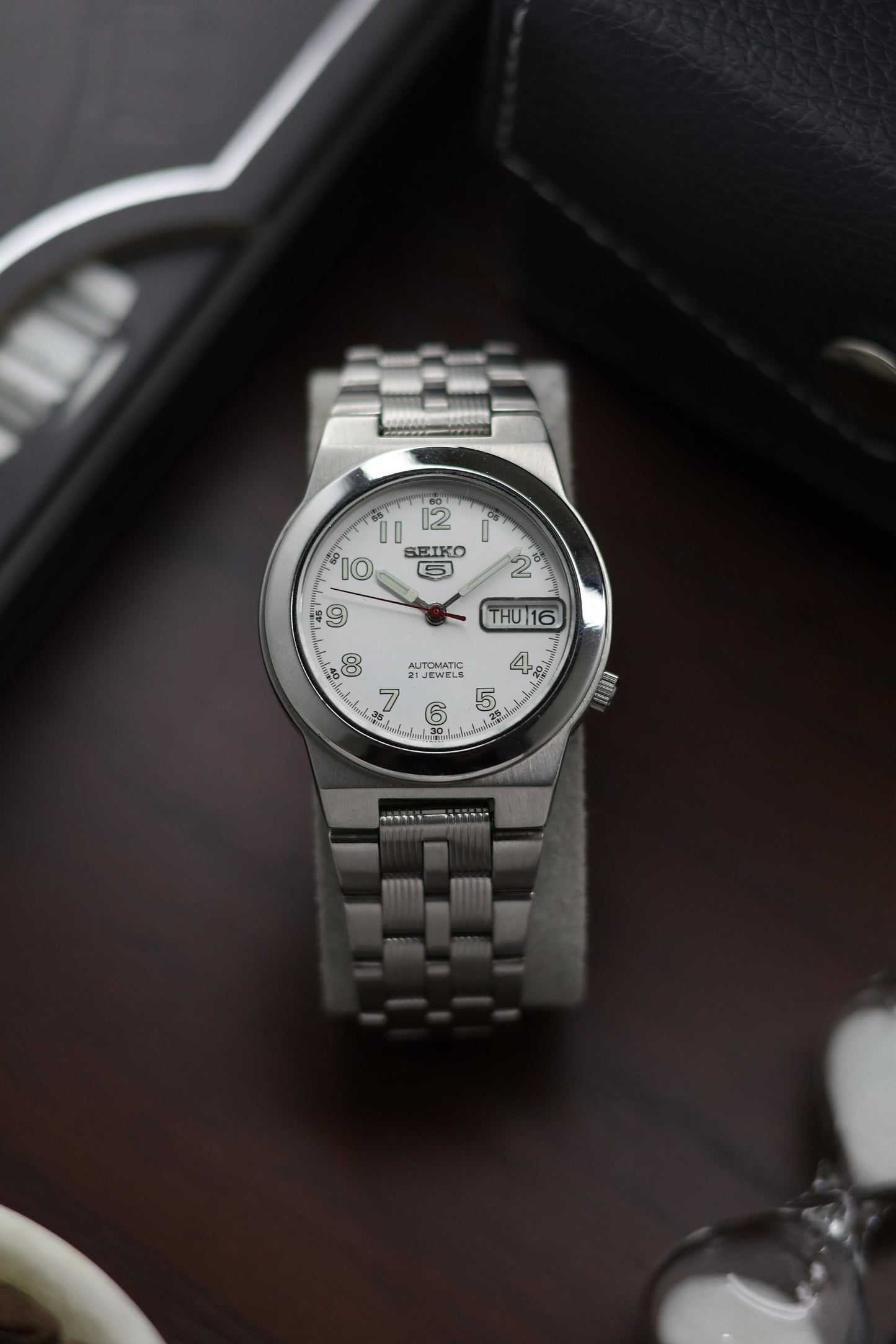 Seiko 5 White Field Dial with Glass Back - Automatic Vintage Watch (Pre Owned) - A267