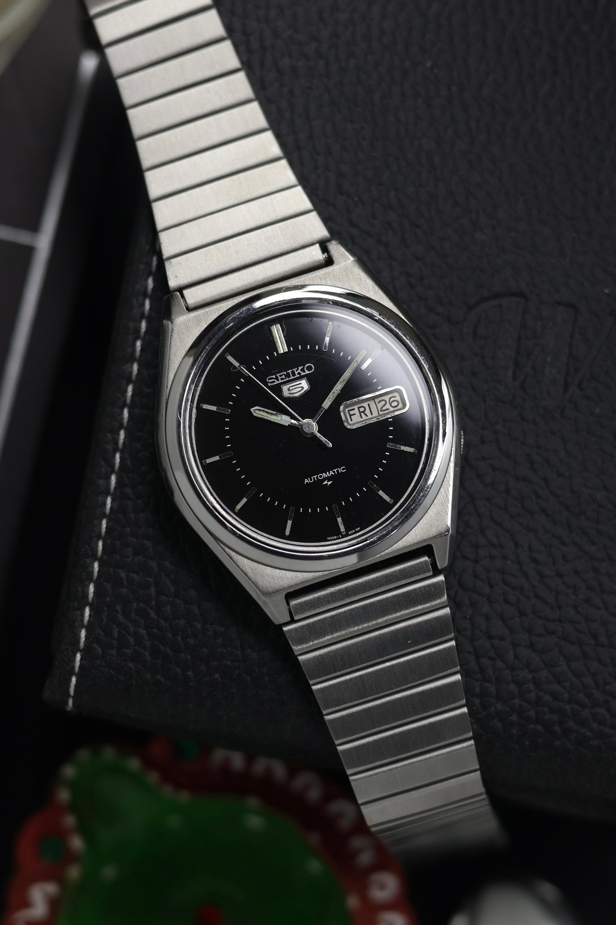 (Super Rare) 1982 Seiko 5 Black Motif Dial - Automatic Vintage Watch (Pre Owned) - SE899