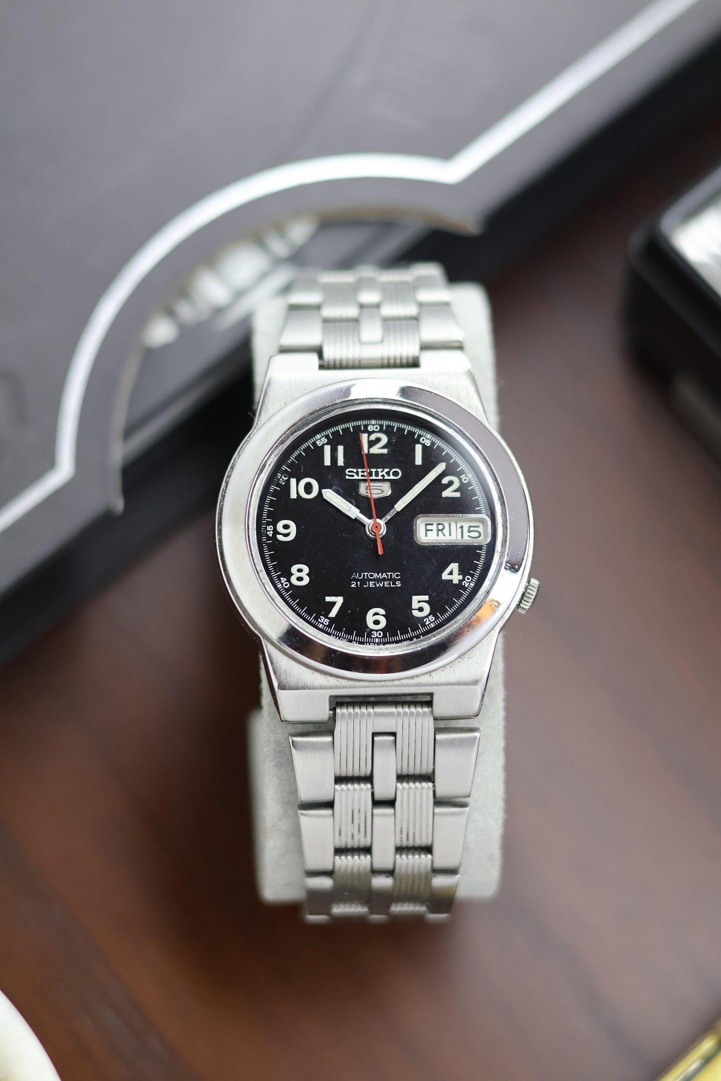 Seiko 5 Black Field Dial With Glass Back - Automatic Vintage Watch (Pre Owned) - A177
