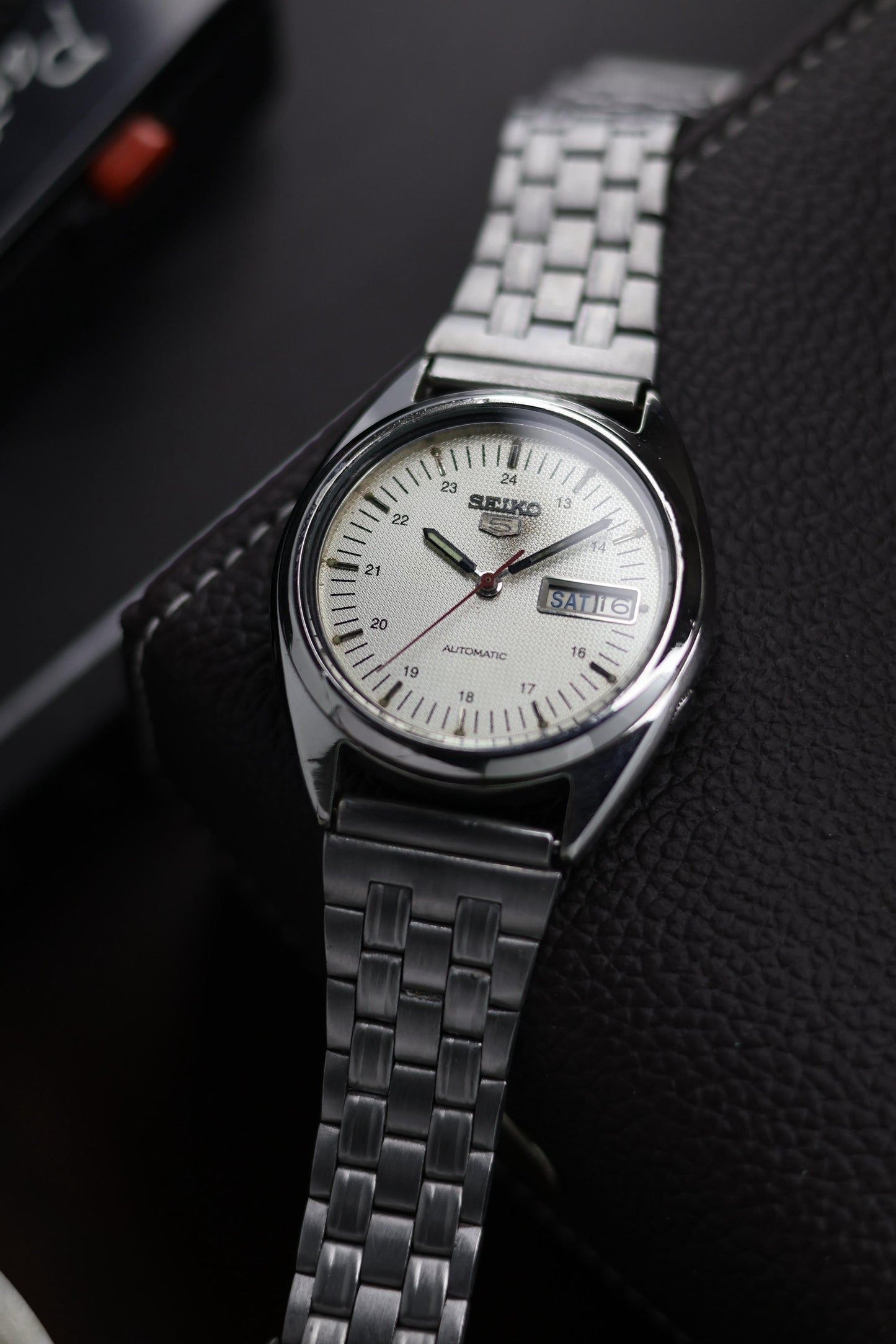 1986 Seiko 5 White Textured Dial - Automatic Vintage Watch (Pre Owned) - A18