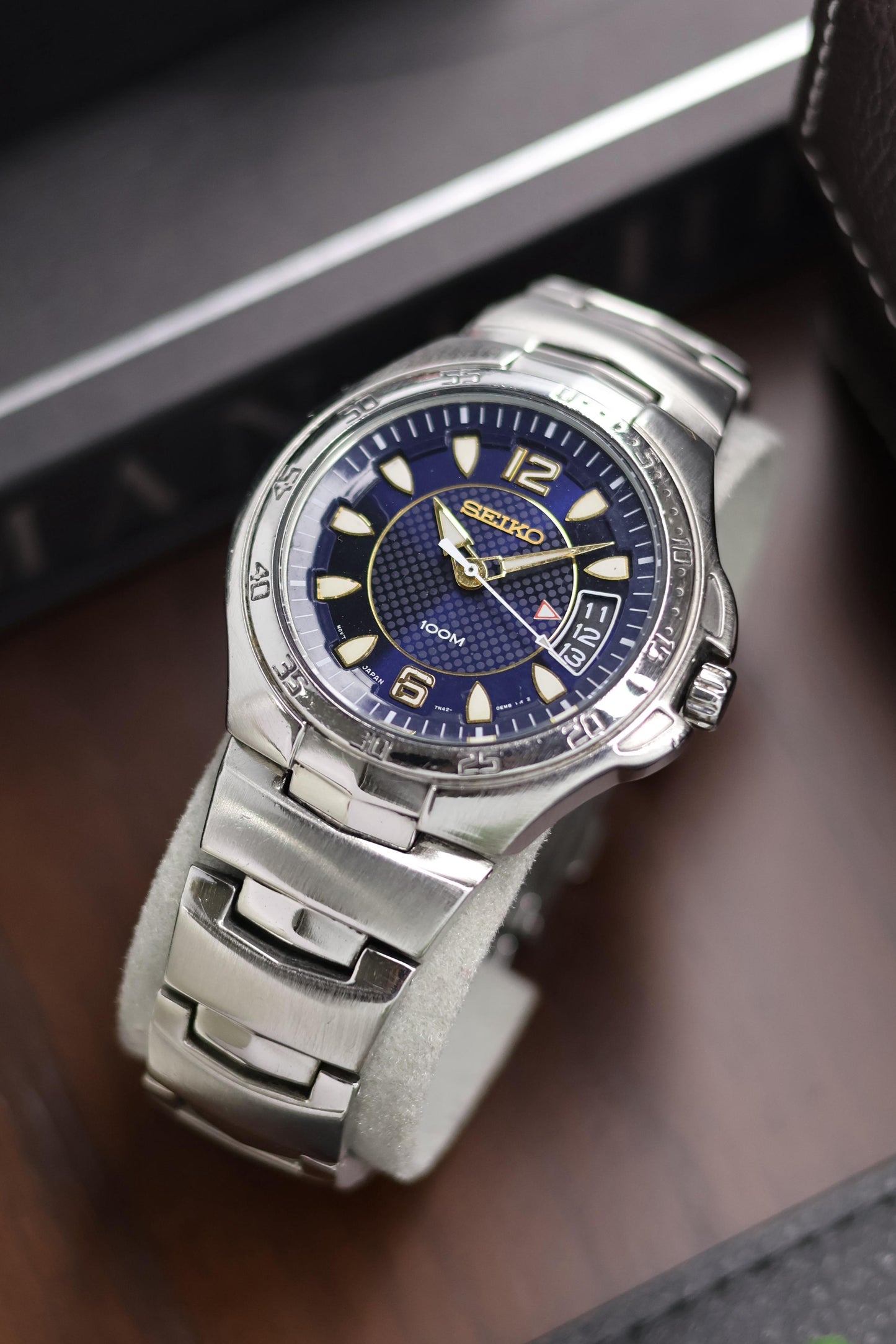 (Super Rare) Seiko 5 Quartz 100M Blue Dial With Date Wheel (Pre Owned) - A180