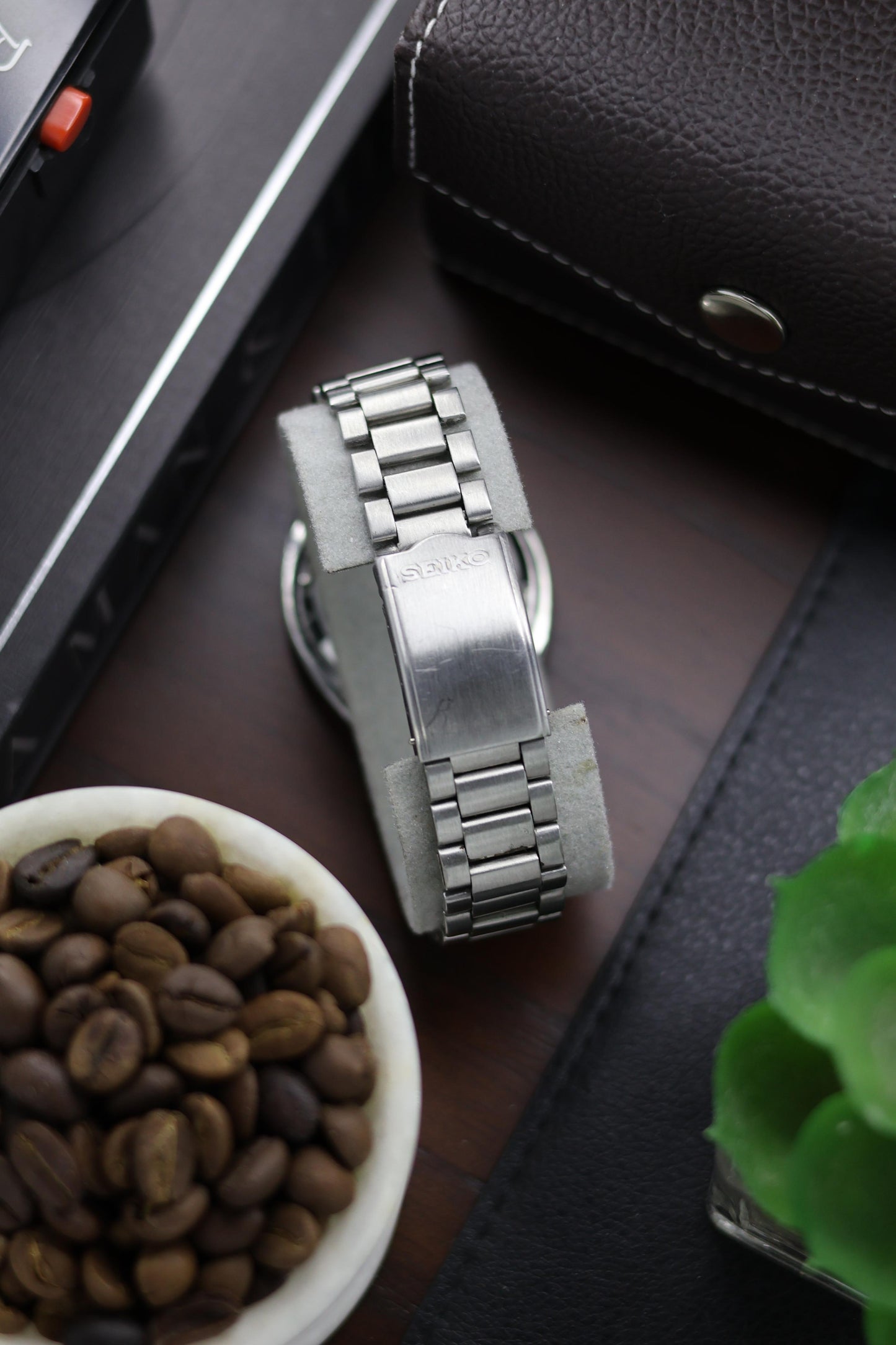 (Super Rare) 1983 Seiko 5 Textured Black Dial - Automatic Vintage Watch (Pre Owned) - A190