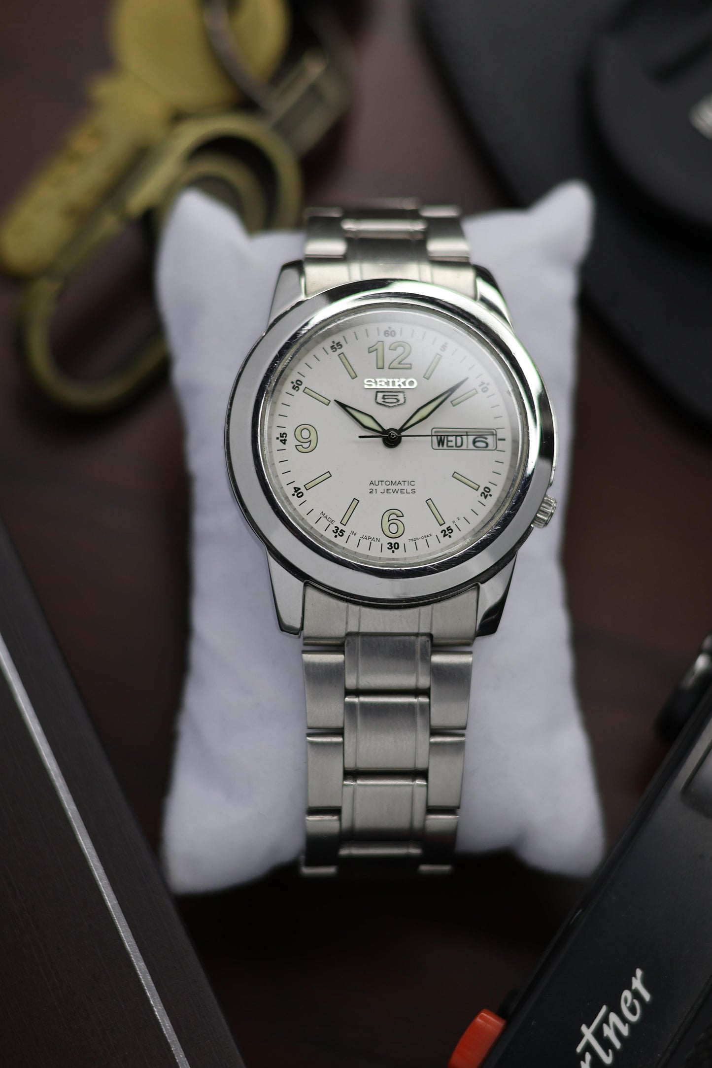 Seiko 5 White Field Dial with Glass Back (Pre Owned)